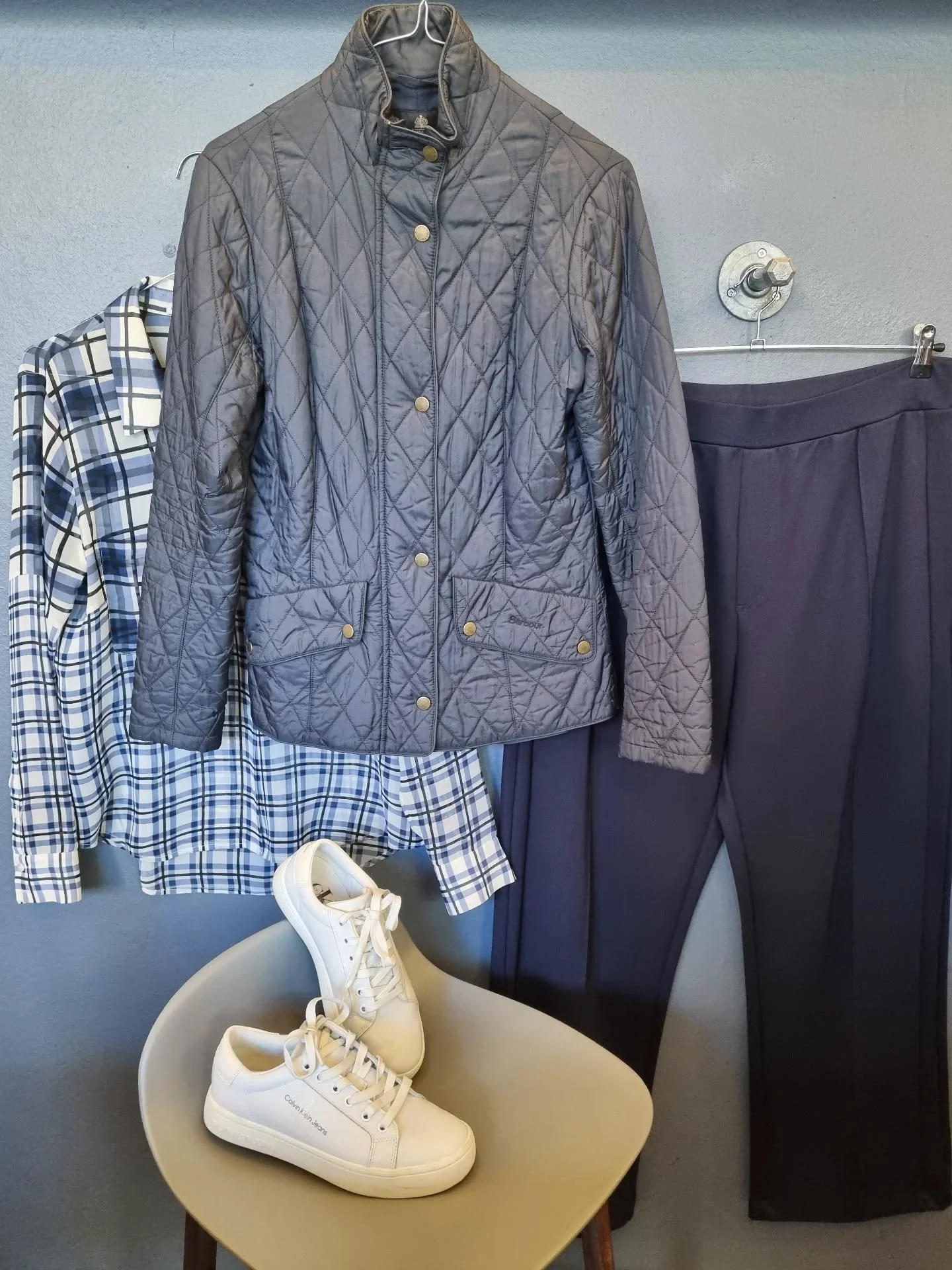 Barbour jakke, str. 36, til 1200 kr., Fall Winter Spring Summer skjorte, str. M, 500 kr., COS bukser, str. M, 300 kr., Calvin Klein sneakers, str. 38, til 400 kr.