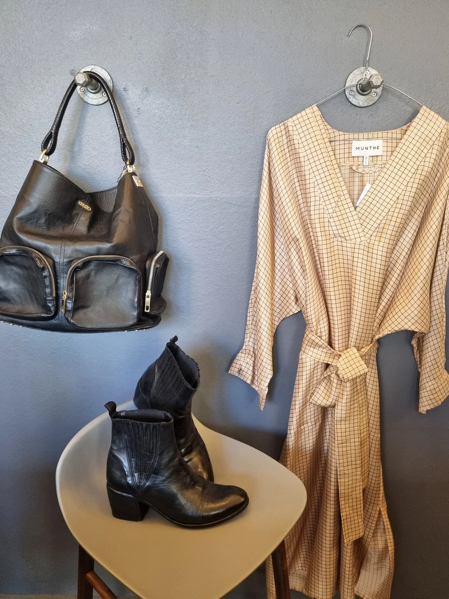 Munthe oversized kjole, 100% silke, str. 38 (passer ogs&aring; 40), til 800 kr., Kenzo taske til 2800 kr., Fauzian Jeunesse st&oslash;vletter, str. 40, til 1400 kr.