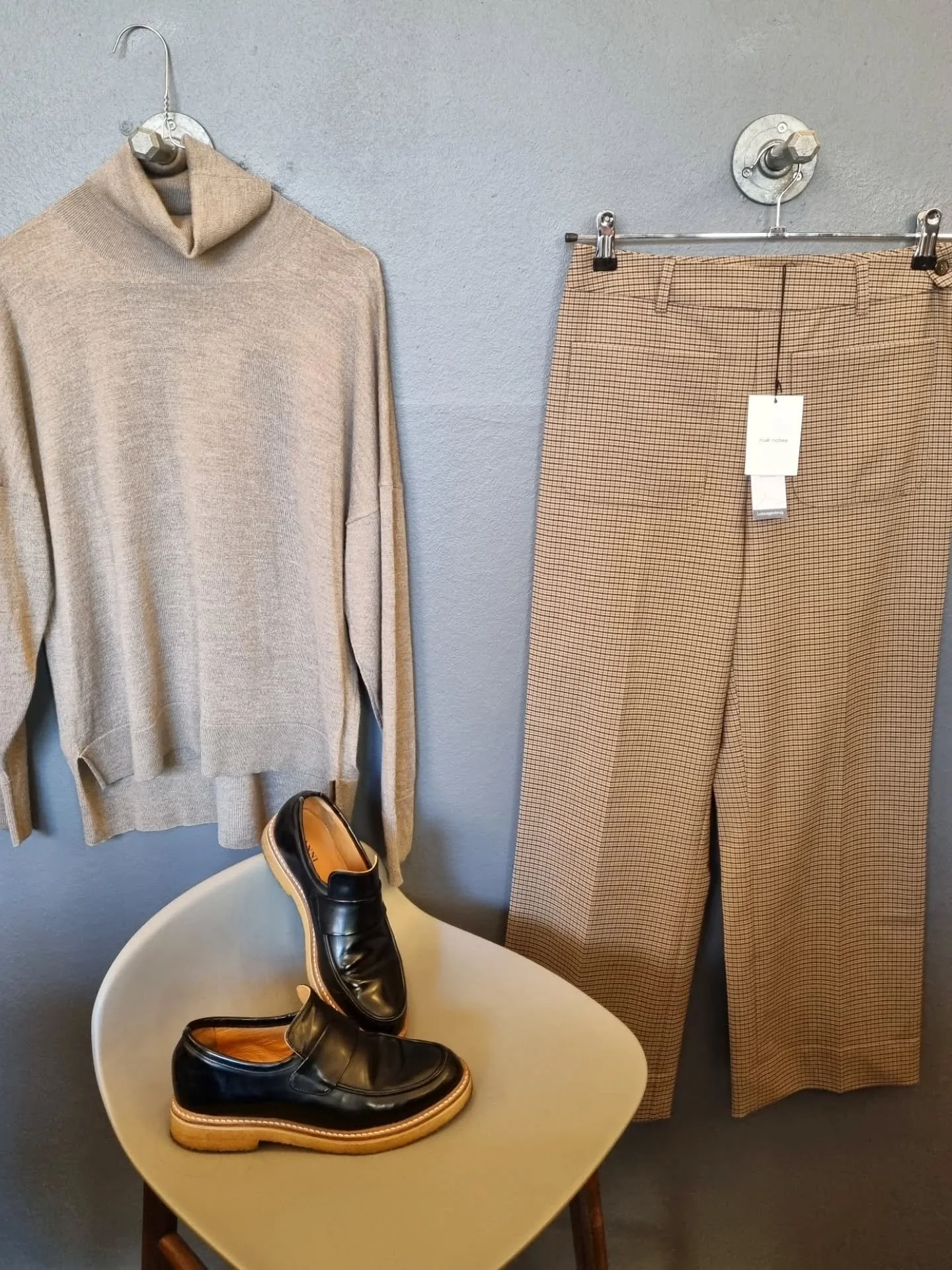 Mark Kenly Domino Tan rullekrave, 100% merinould, str. M, 800 kr., Nu&eacute; Notes bukser, str. 36, til 500 kr., Ganni loafers, str. 36, til 800 kr.