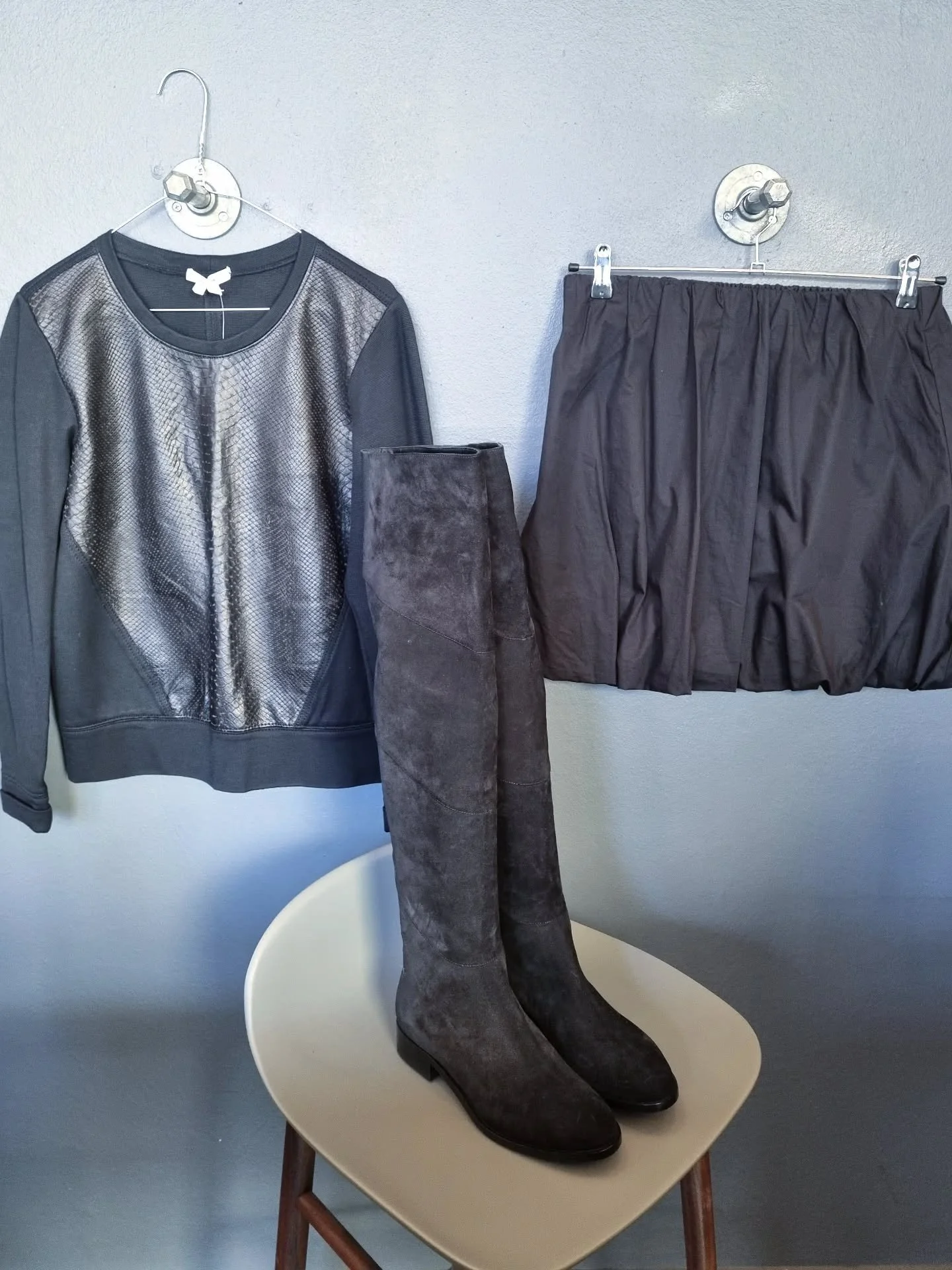 Helmut Lang tr&oslash;je, str. S, 1000 kr., Neo Noir nederdel, str. 40, til 200 kr., Jimmy Choo st&oslash;vler, ubrugte, str. 37.5, til 2500 kr., nypris 7430 kr.