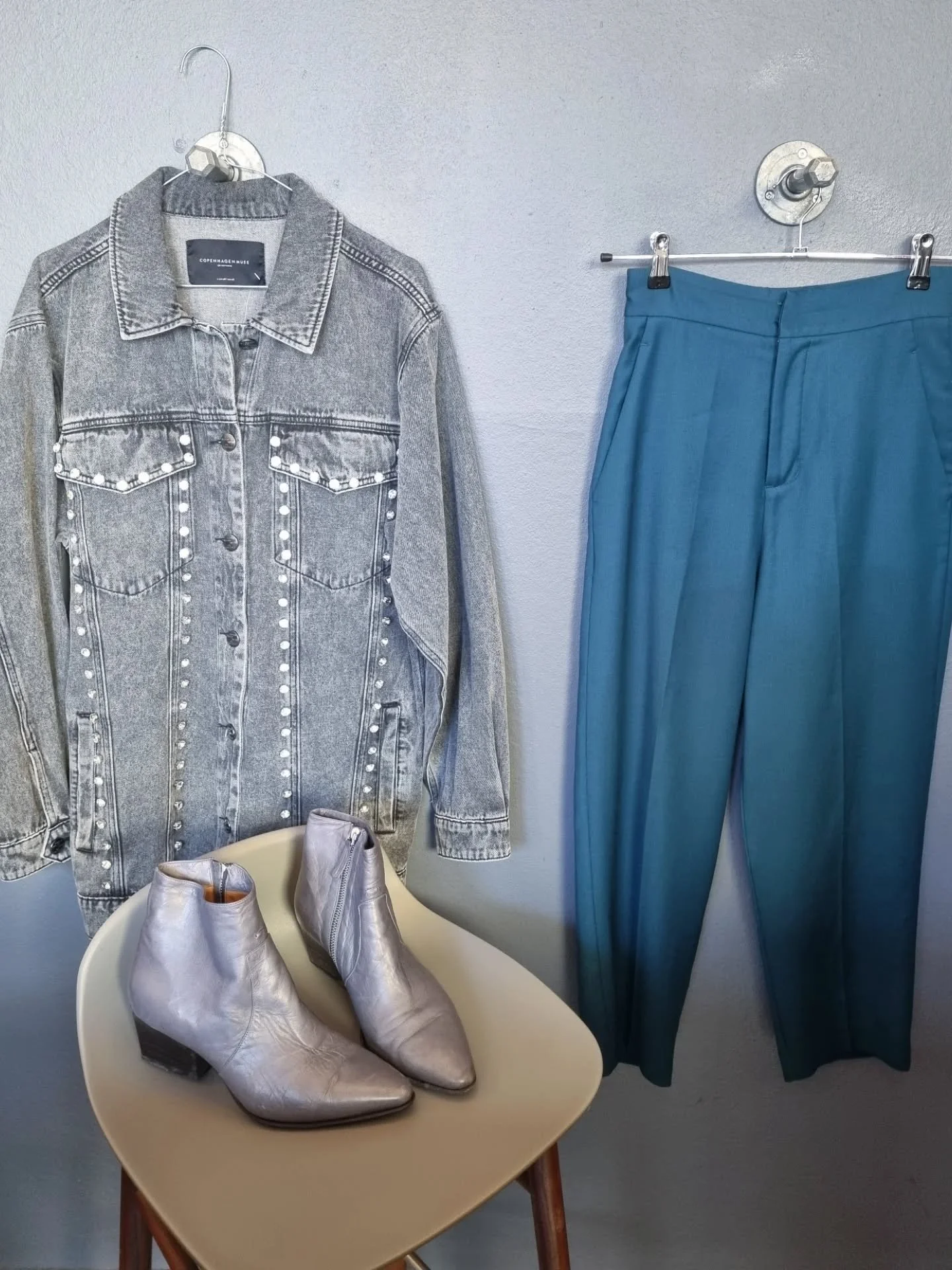 Copenhagen Muse oversized skjortejakke, str. XS/S, 800 kr., Graumann bukser, str. S, 500 kr., Pomme D'or st&oslash;vletter, str. 41, til 700 kr.