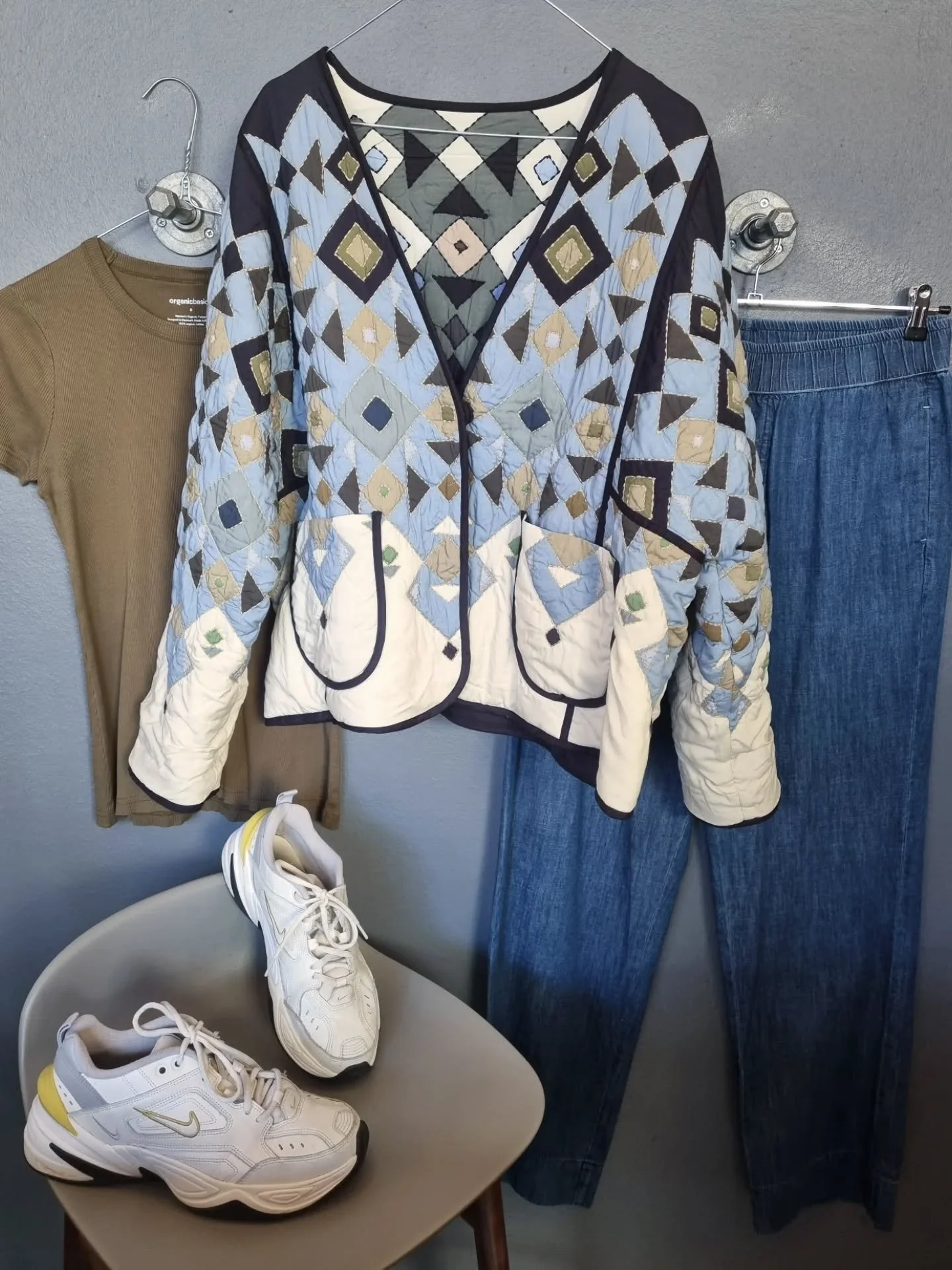 Munthe oversized vendbar vatteret jakke, str. 36 (passer ogs&aring; 38/40), til 800 kr., Organic Basics t-shirt, 100% &oslash;kologisk bomuld, str. S, 100 kr., Aiayu bukser, 100% &oslash;kologisk bomuld, str. M (store), 550 kr., Nike sneakers, str. 4