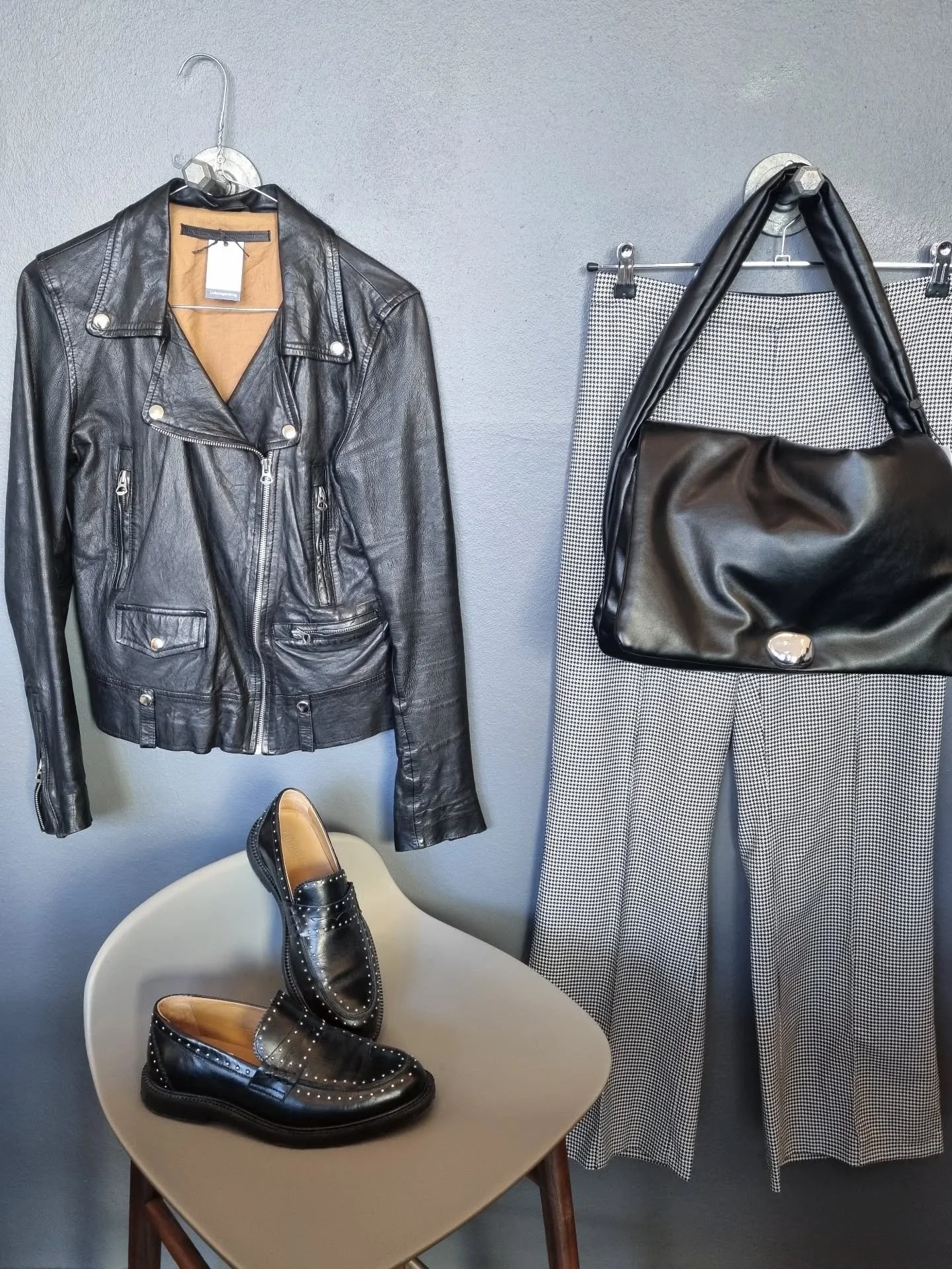 Munderingskompagniet skindjakke, str. 38, til 1200 kr., Mads N&oslash;rgaard bukser, str. L (sm&aring;), 400 kr., Day taske, ny med tags, 300 kr., Angulus loafers, str. 37, til 550 kr.