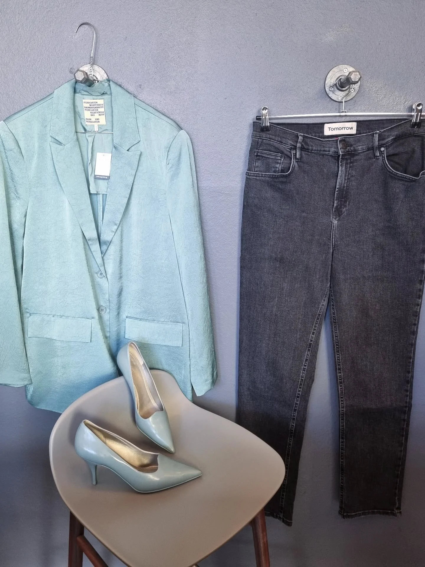 Baum Und Pferdgarten blazer, str. 38, til 700 kr., Tomorrow Teresa jeans, str. 29/32, til 500 kr., C&eacute;line pumps, str. 37.5, til 1800 kr.
