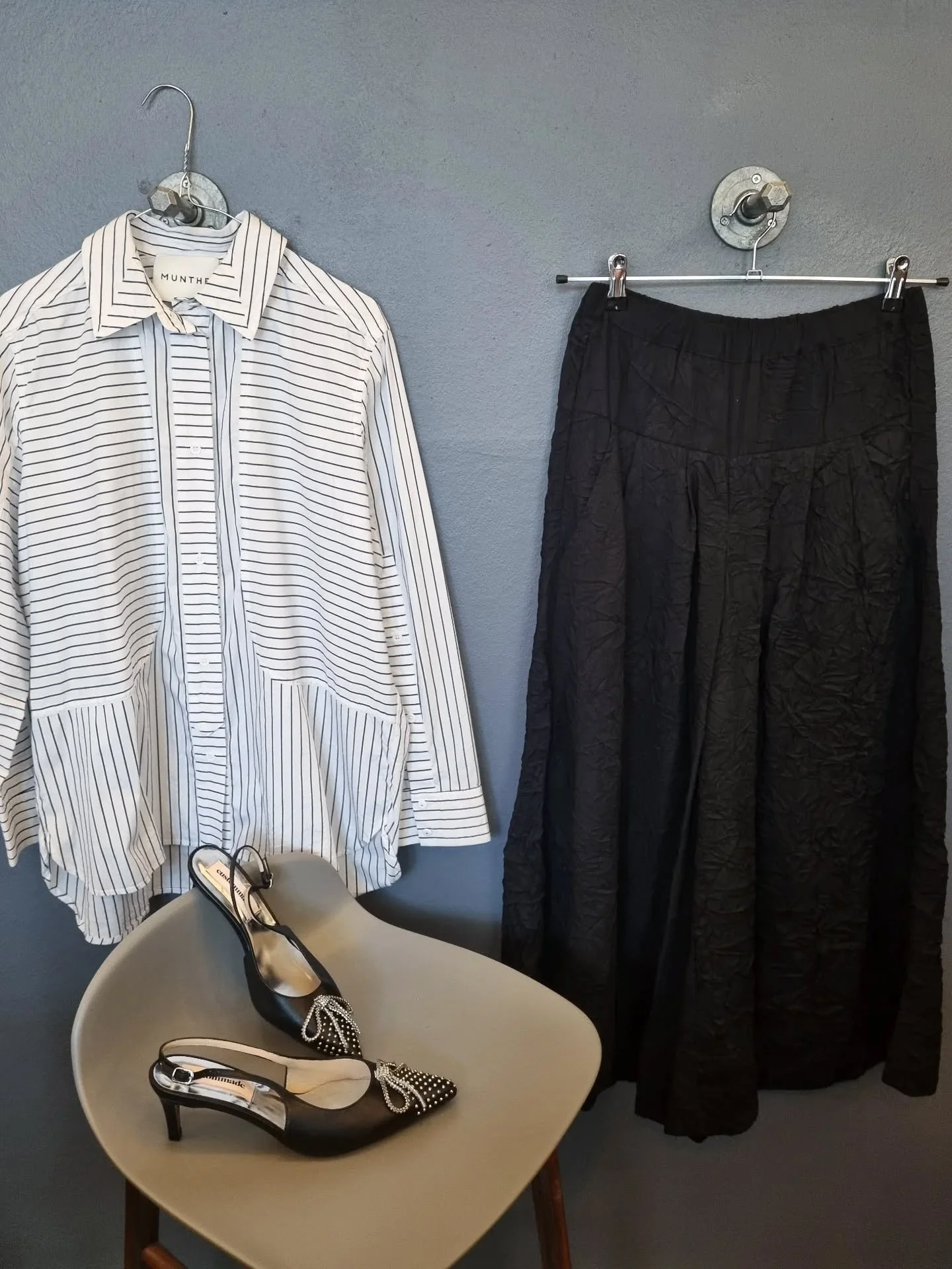 Munthe skjorte, str. 36 (passer ogs&aring; 38), til 600 kr., Bitte Kai Rand bukser, str. XS (store, passer ogs&aring; S/M), 500 kr., Custommade sko, str. 39, til 1200 kr.