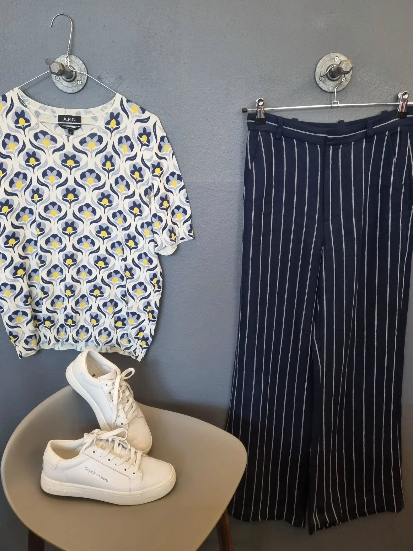 A.P.C. bluse i bomuld og silke, str. M, 700 kr., Ralph Lauren bukser, 100% h&oslash;r, str. S, 500 kr., Calvin Klein sneakers, str. 38, til 400 kr.