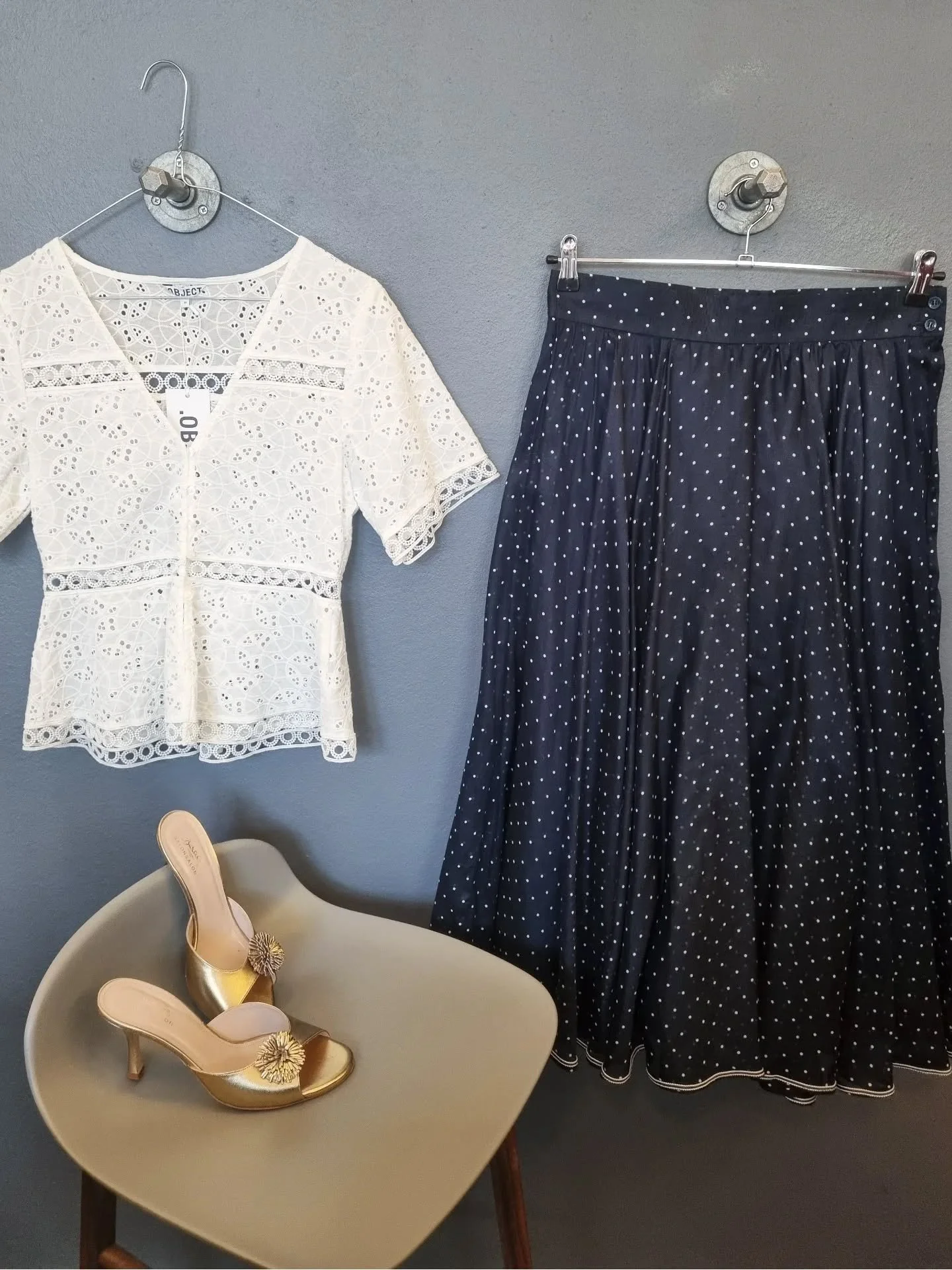 Object bluse, ny med tags, 100% bomuld, str. 34, til 250 kr., Helene Stra&szlig;er nederdel i bomuld og viskose, str. 42 (lille), 450 kr., Bartels x Salon Salon sandaler, str. 39, til 1200 kr.