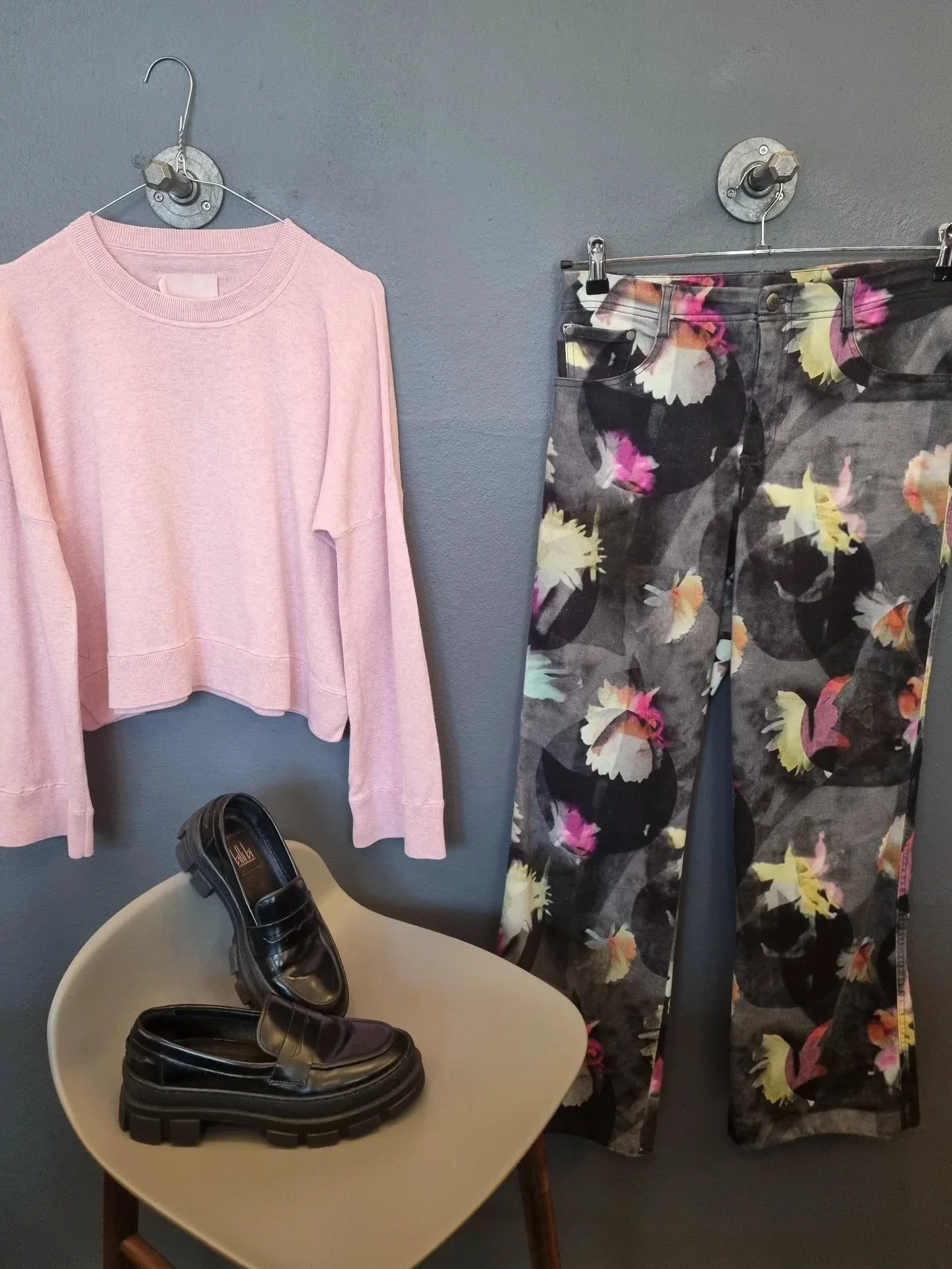 Zadig &amp; Voltaire tr&oslash;je, str. M, 500 kr., Bitte Kai Rand bukser, str. M, 600 kr., Billi Bi loafers, str. 37, til 500 kr.