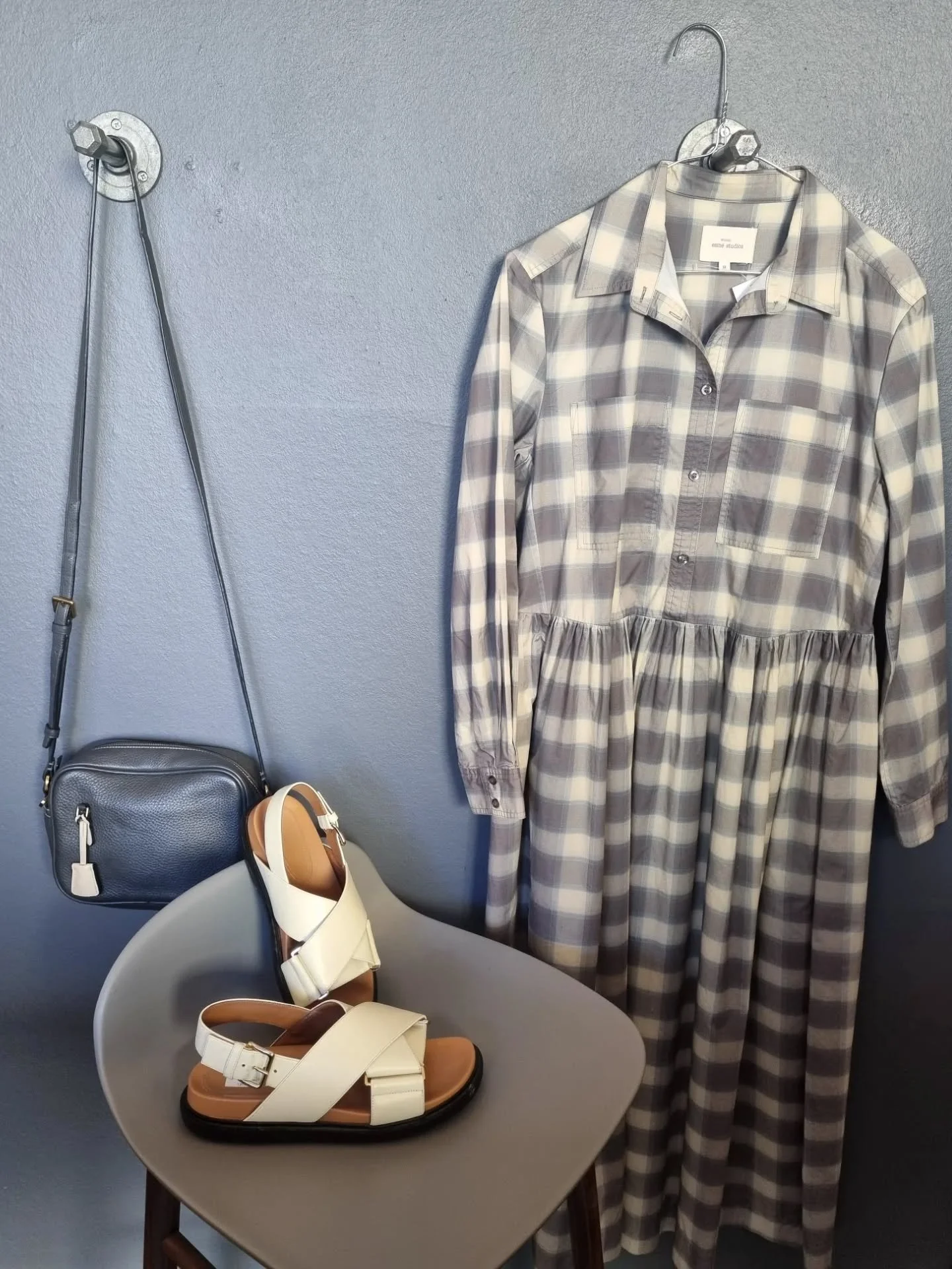 Esm&eacute; Studios kjole, str. S, 500 kr., J. Crew gr&aring; taske, plet p&aring; foret men ellers i p&aelig;nt stand, 800 kr., Marni Fussbett sandaler, str. 38, til 1800 kr.