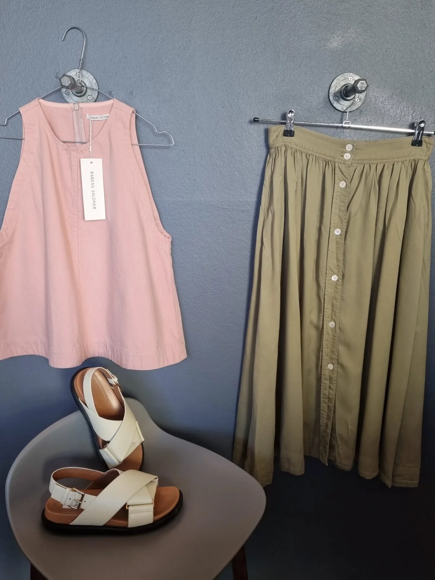 Rabens Saloner top, str. S, 500 kr., Gant nederdel, 100% lyocell, str. 38, til 450 kr., Marni Fussbett sandaler, str. 38, til 1800 kr.