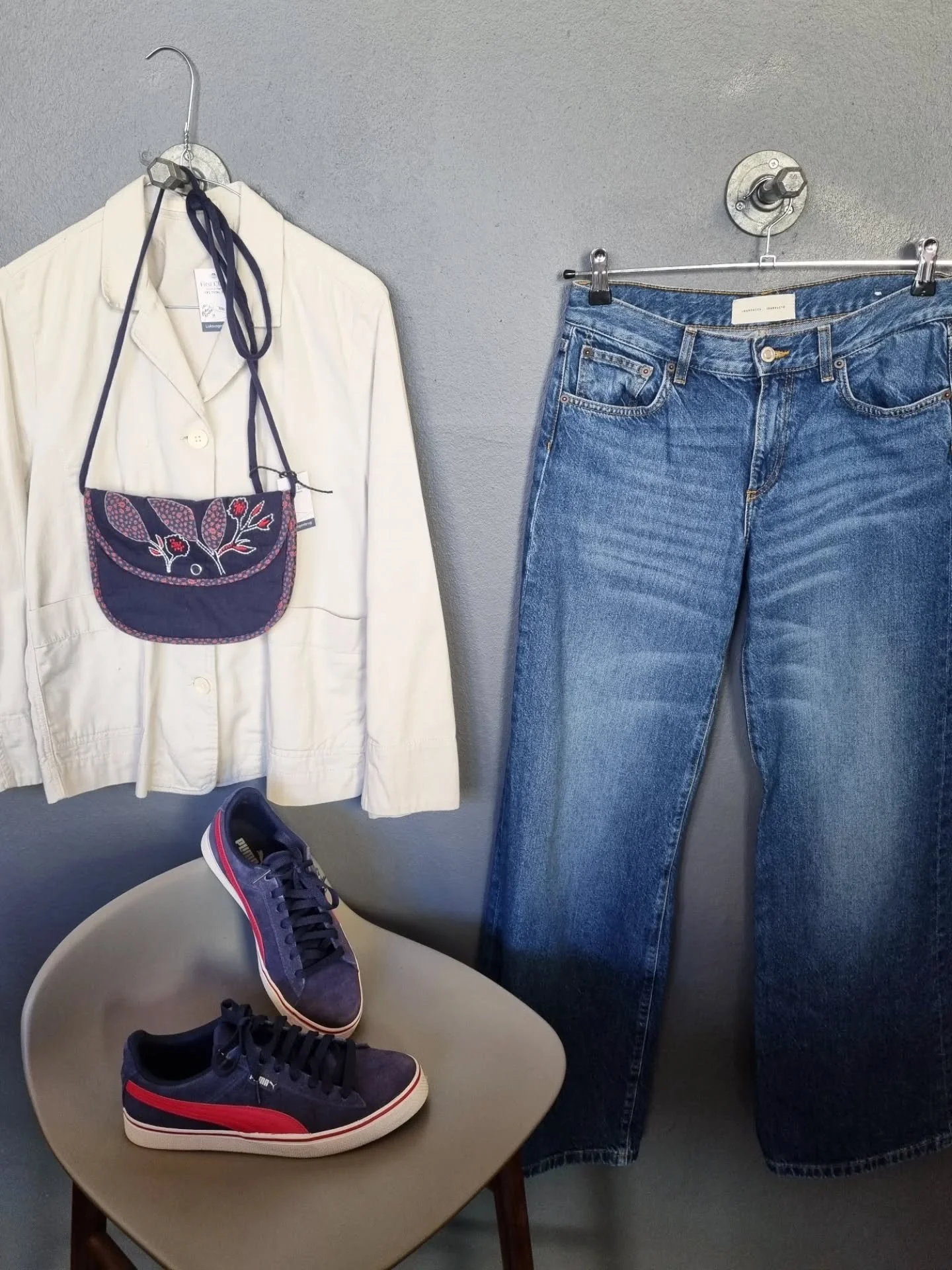 Aiayu jakke, 100% &oslash;kologisk bomuld, str. M, 700 kr., Jeanerica jeans, str. 25/32 (store), 800 kr., Habiba taske til 200 kr., Puma sneakers, str. 38, til 400 kr.