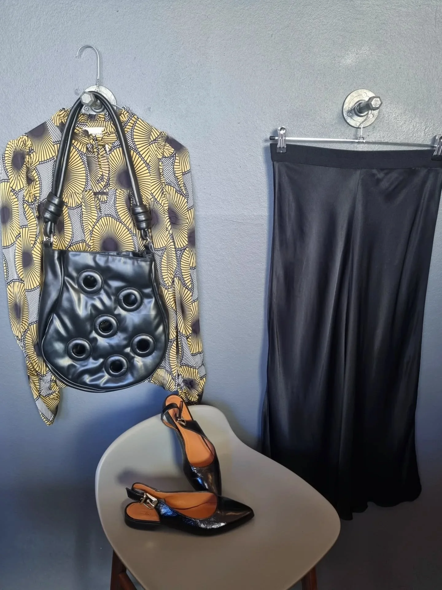 Munthe bluse, 100% viskose, str. 36, til 500 kr., Malene Birger nederdel, str. 38, til 650 kr., Bodoni taske til 500 kr., Billi Bi sko, str. 36, til 550 kr.