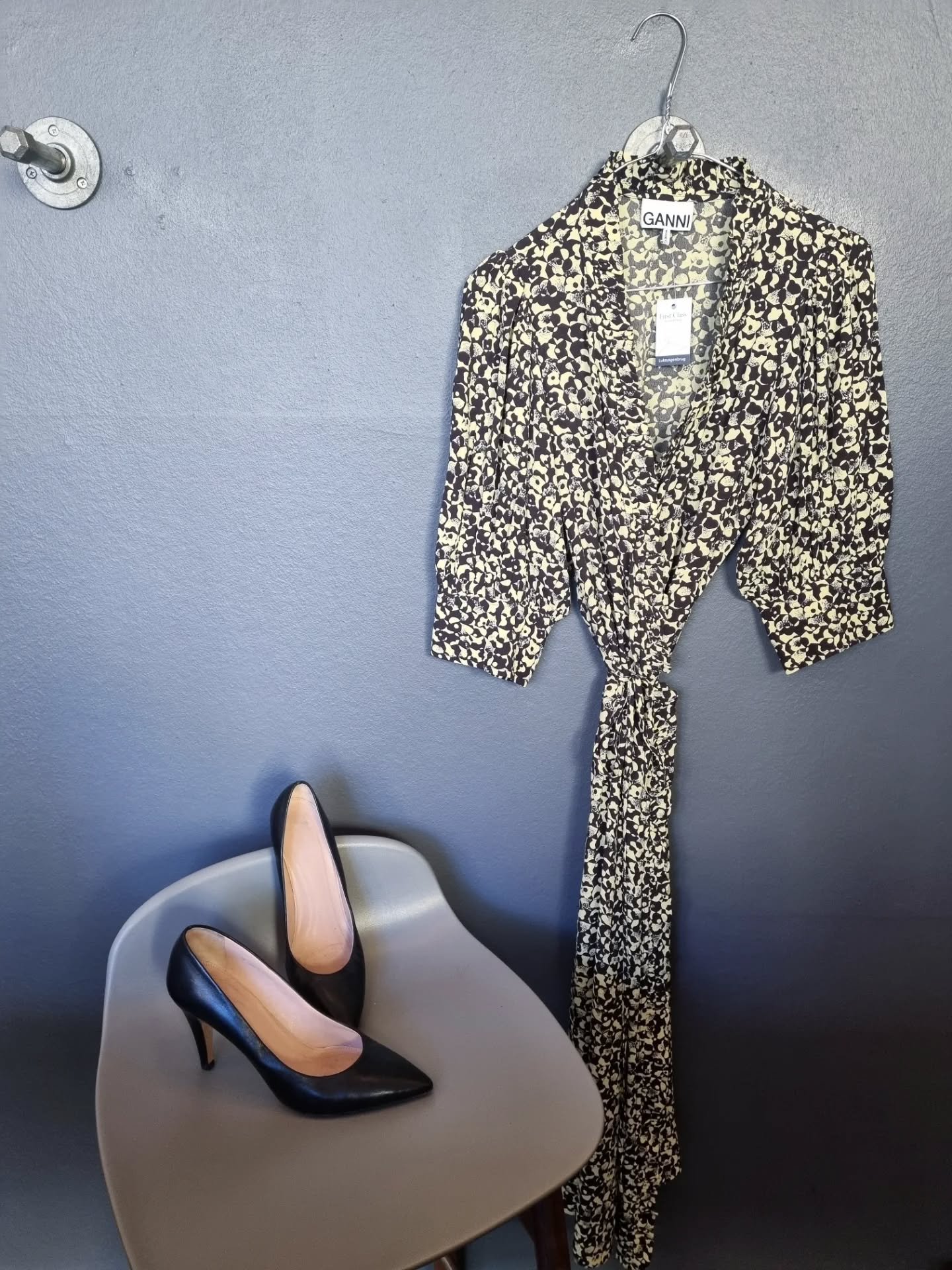 Ganni kjole, str. ca. M, 650 kr., Hugo Boss pumps, str. 38, til 1000 kr.