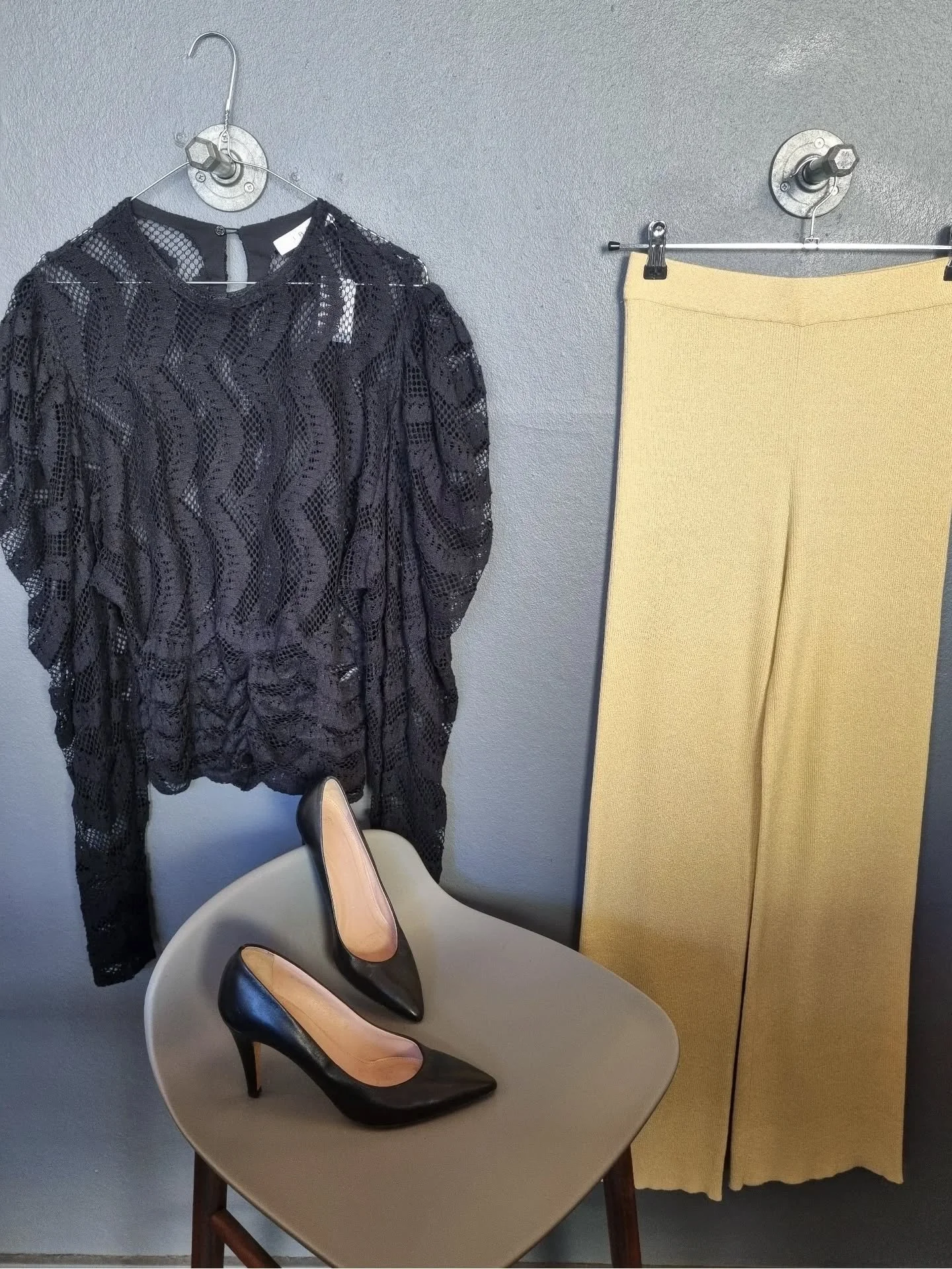 IRO bluse, str. 36/38 (fr. 38), til 700 kr., Storm og Marie glimmerbukser, nye med tags, str. L (sm&aring;), 400 kr., Hugo Boss pumps, str. 38, til 1000 kr.