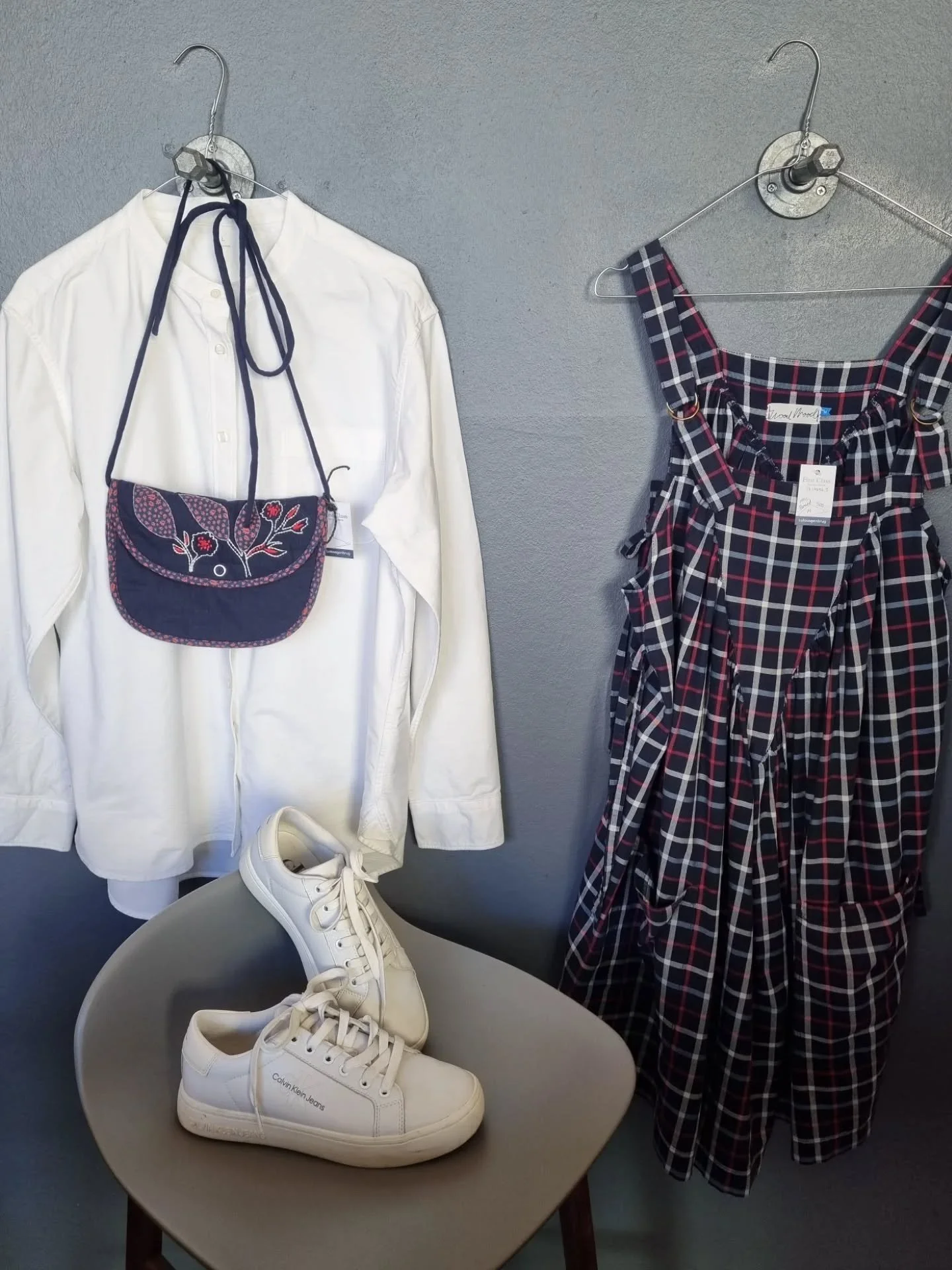 Muji skjorte, 100% bomuld, str. L, 150 kr., Wood Wood kjole, 100% bomuld, str. M, 500 kr., Habiba taske til 200 kr., Calvin Klein sneakers, str. 38, til 400 kr.