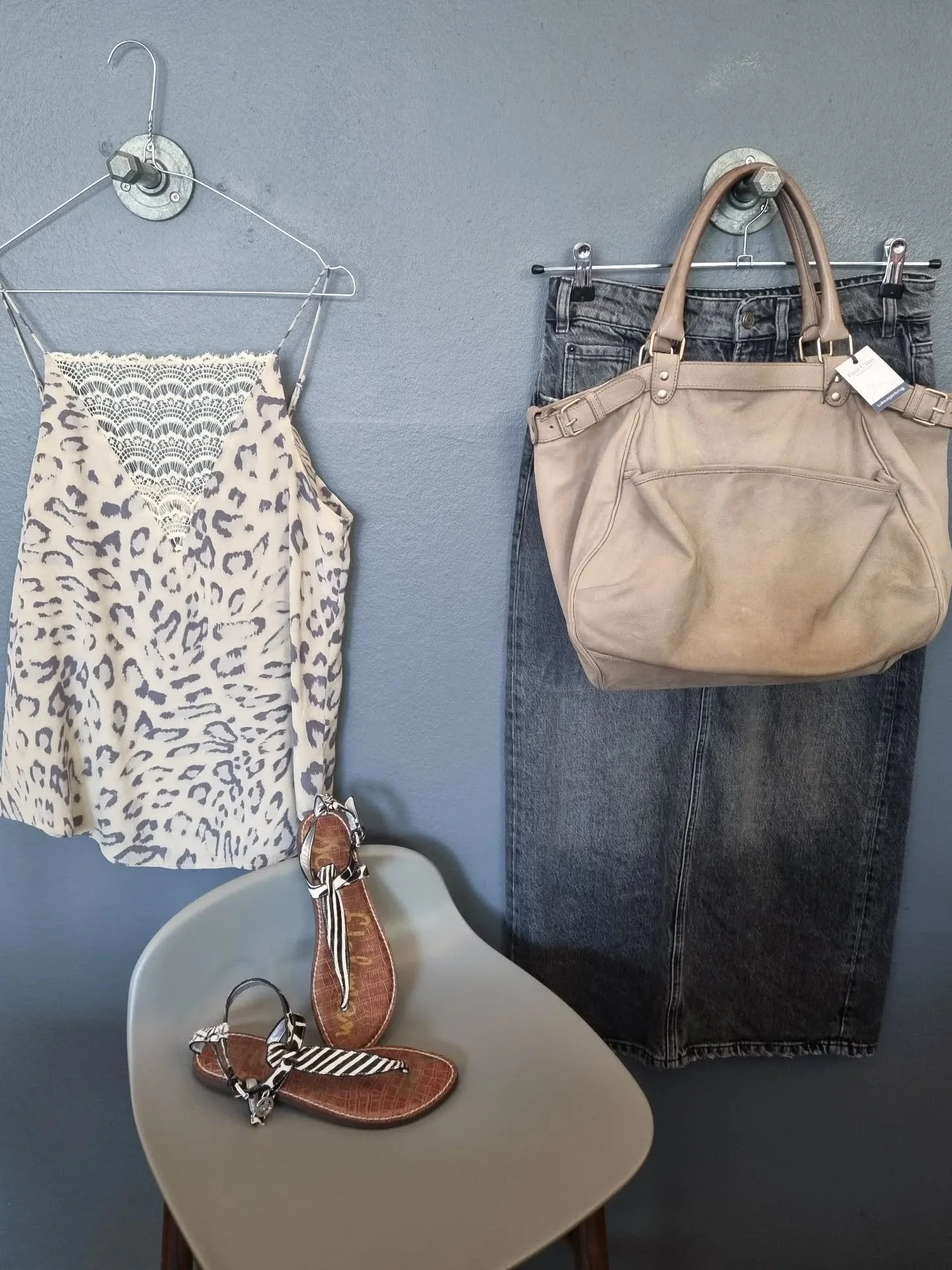 Custommade silketop, str. S/M, 350 kr., Massimo Dutti nederdel, str. 34, til 300 kr., Vanessa Bruno Lune taske til 2000 kr., Sam Edelman sandaler, ubrugte, str. 37, til 600 kr.