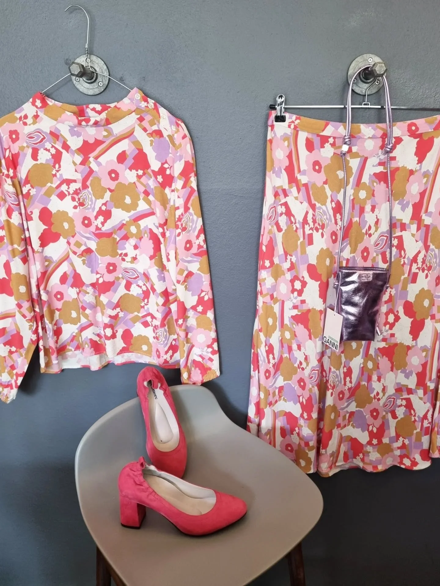 Mads N&oslash;rgaard s&aelig;t, 100% viskose, bluse str. 36 (stor, passer M), nederdel str. 40, Ganni taske, ny med tags, 600 kr., Roccamore sko, str. 36, til 900 kr., Malone Souliers stiletter, ubrugte, str. 37.5, til 1800 kr., Chanel Dad Sandals, s