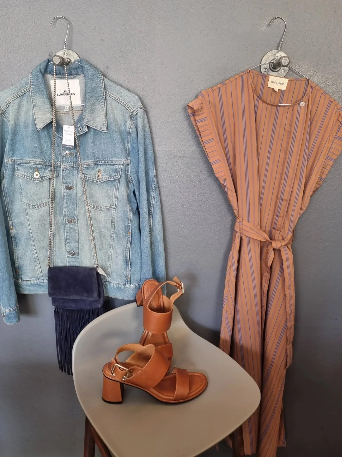 J. Lindeberg jakke, str. M, 800 kr., Jodhpur kjole med lommer, str. 38 (fr. 40), 700 kr., Karen Millen bl&aring; taske til 800 kr., Karen Millen brun taske til 1000 kr., Billi Bi sandaler, ubrugtr, str. 41, til 550 kr.