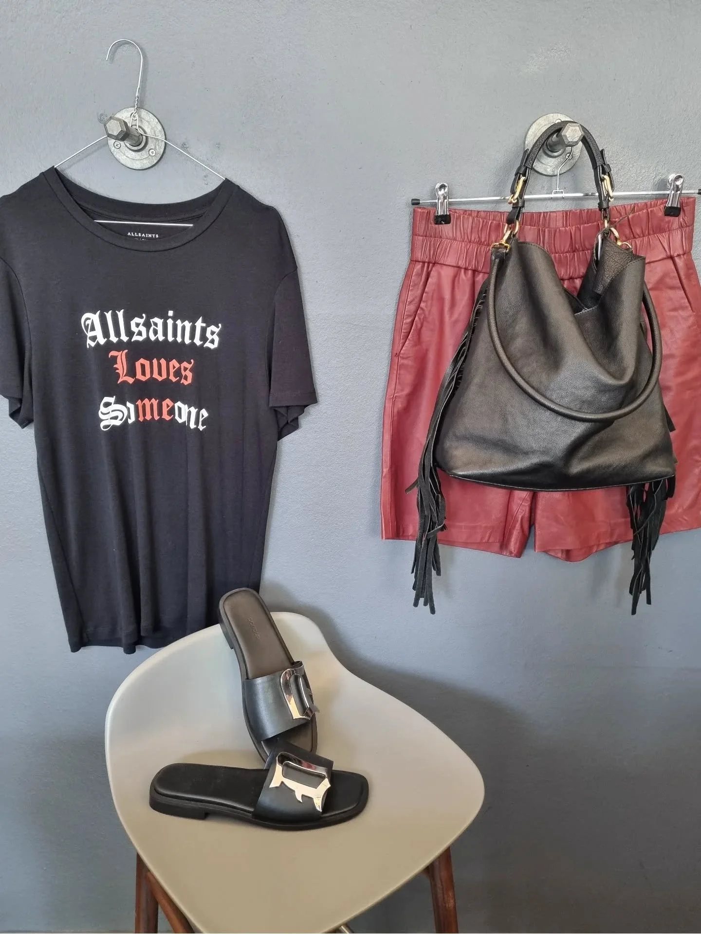 All Saints t-shirt i lyocell og bomuld, str. M, 300 kr., Ganni skindshorts, str. S (store), 700 kr., Marni Fringed Leather Tote til 5800 kr., Dondup sandaler, str. 39, til 900 kr.