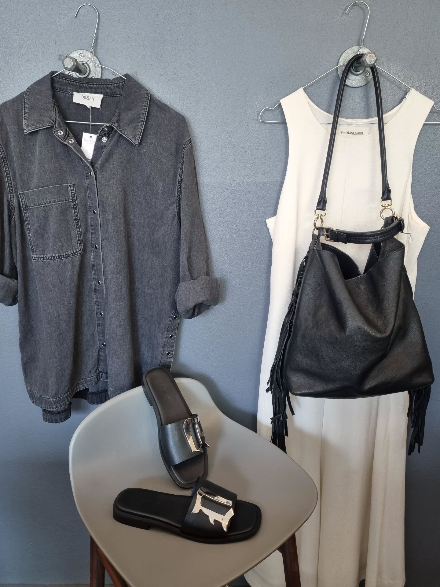Ba&amp;sh skjorte, str. L (3), 650 kr., Malene Birger kjole, str. 40, til 700 kr., Marni Fringed Leather Tote til 5800 kr., Dondup sandaler, str. 39, til 900 kr.