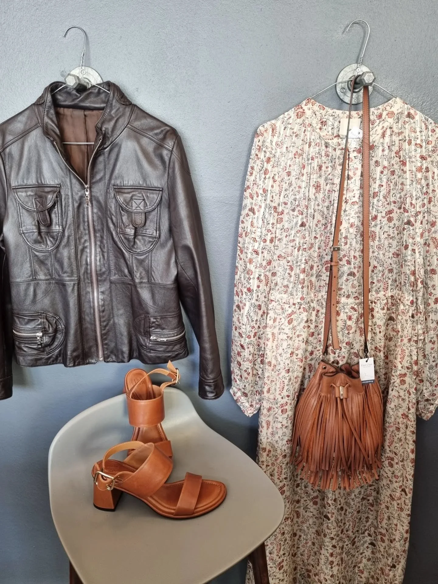 Skindjakke, str. S/M, 800 kr., Heartmade kjole, str. 38, til 900 kr., Karen Millen taske til 1000 kr., Billi Bi sandaler, ubrugte, str. 41, til 550 kr.