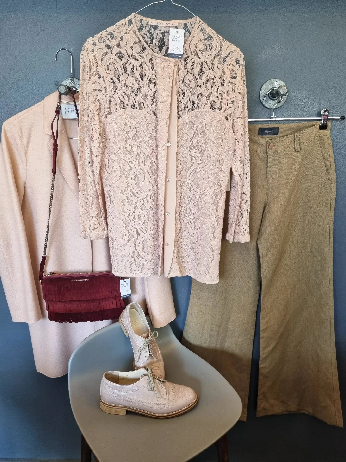 Custommade skjorte, str. M, 400 kr., Harris Wharf tynd jakke, 100% uld, str. 36 (it. 42), til 1500 kr., Filippa K bukser, str. XXS, 450 kr., Burberry Peyton Fringe Crossbody Bag, 2800 kr., Cinzia Rocca sko, str. 38, til 800 kr.