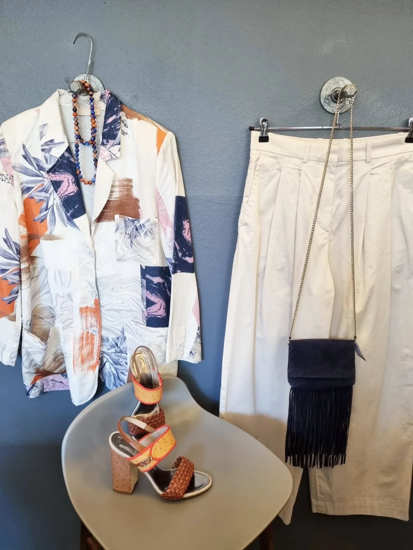 Karen by Simonsen oversized skjortejakke I cupro og lyocell, str. 36 (passer ogs&aring; 38/40), til 400 kr., COS bukser, 100% bomuld, str. 38, til 350 kr., Halsk&aelig;de til 350 kr., Karen Millen taske til 800 kr., Proenza Schouler sandaler, str. 37
