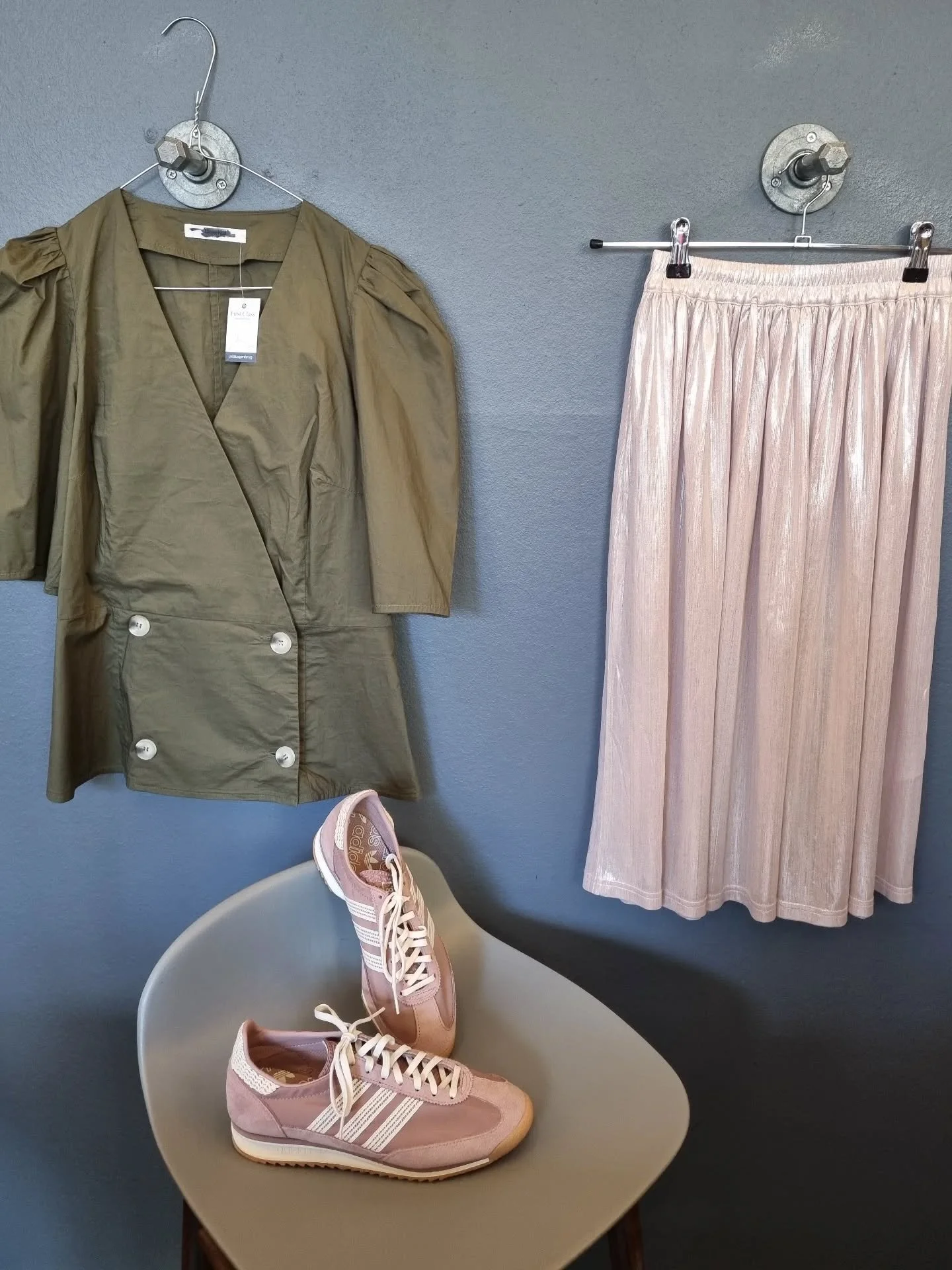 Lovechild bluse, 100% bomuld, str. 38, til 400 kr., Lolly's Laundry nederdel, str. XS, 300 kr., Adidas sneakers, str. 38, til 350 kr.