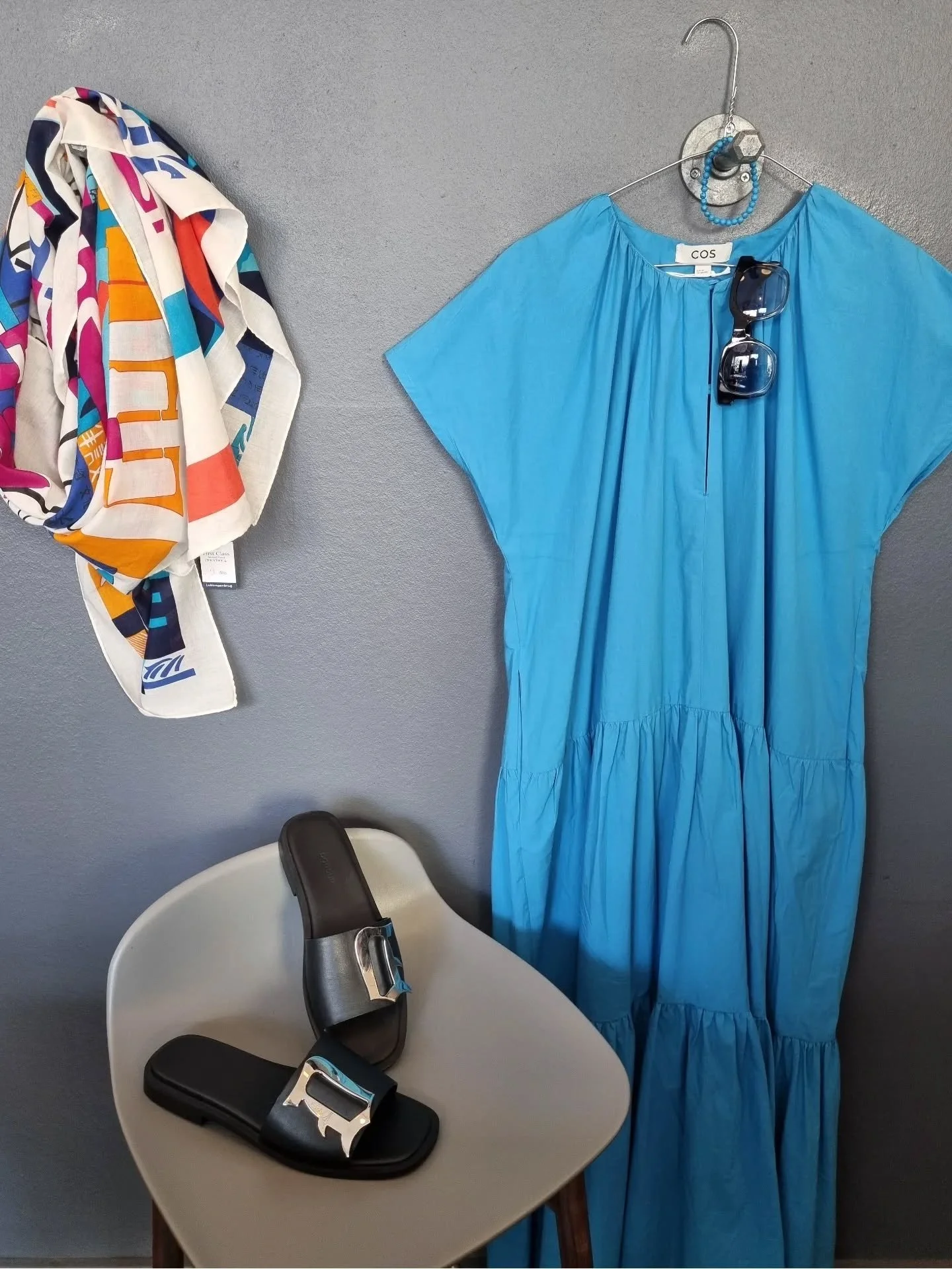 COS oversized kjole, 100% bomuld, str. 38 (passer ogs&aring; 40/42), til 400 kr., Fendi x the Whitney Museum t&oslash;rkl&aelig;de, 800 kr., Marc by Marc Jacobs solbriller til 800 kr., Armb&aring;nd til 50 kr., Dondup sandaler, str. 39, til 900 kr.