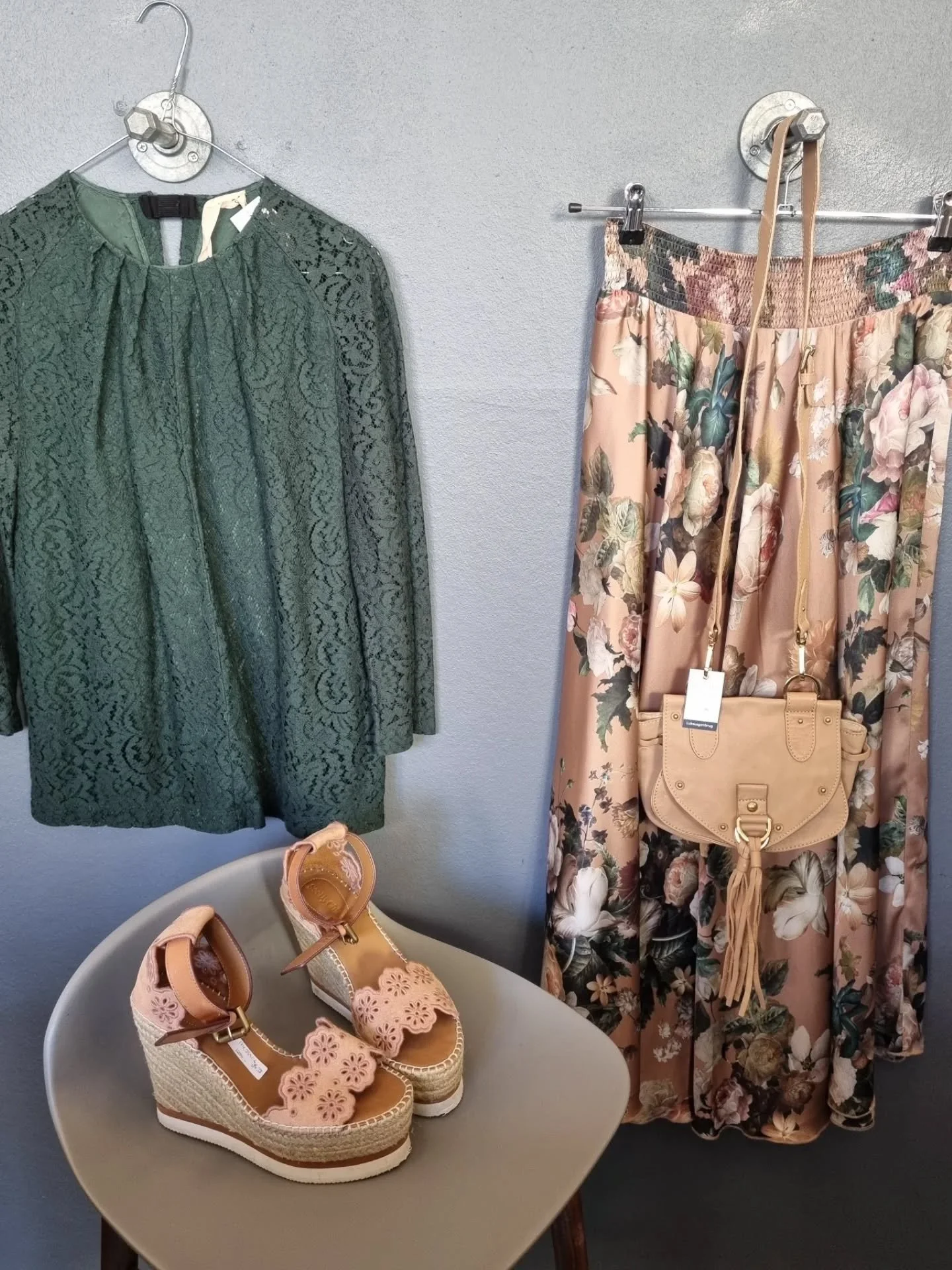 No21 bluse, str. 38 (it. 44), til 650 kr., Karmamia top, onesize, 450 kr., Karmamia nederdel, onesize, 650 kr., See by Chlo&eacute; taske med dustbag 1000 kr., See by Chlo&eacute; wedges, str. 38, til 1200 kr.