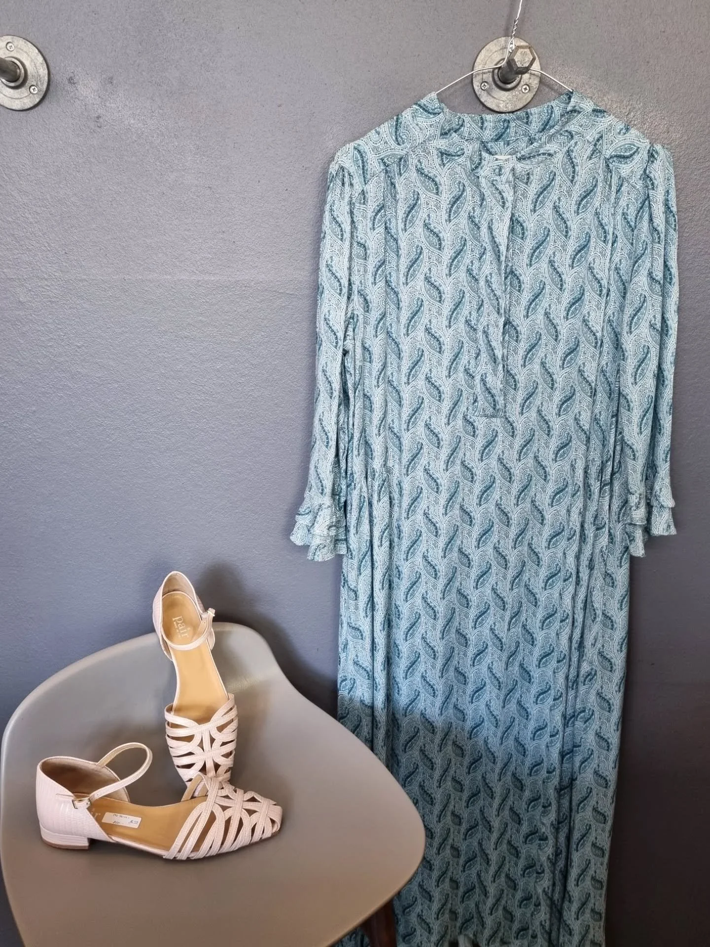 Dea Kudibal kjole i viskose, str. M, 700 kr., APair sandaler, str. 38, til 800 kr.