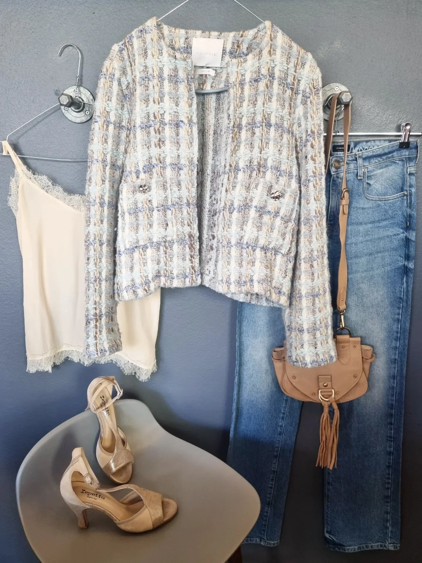 Rich &amp; Royal jakke, str. M, 700 kr., Second Female silketop, str. M, 250 kr., Pinko jeans, 650 kr., See by Chlo&eacute; taske med dustbag 1000 kr., Repetto sandaler, str. 37, til 800 kr.