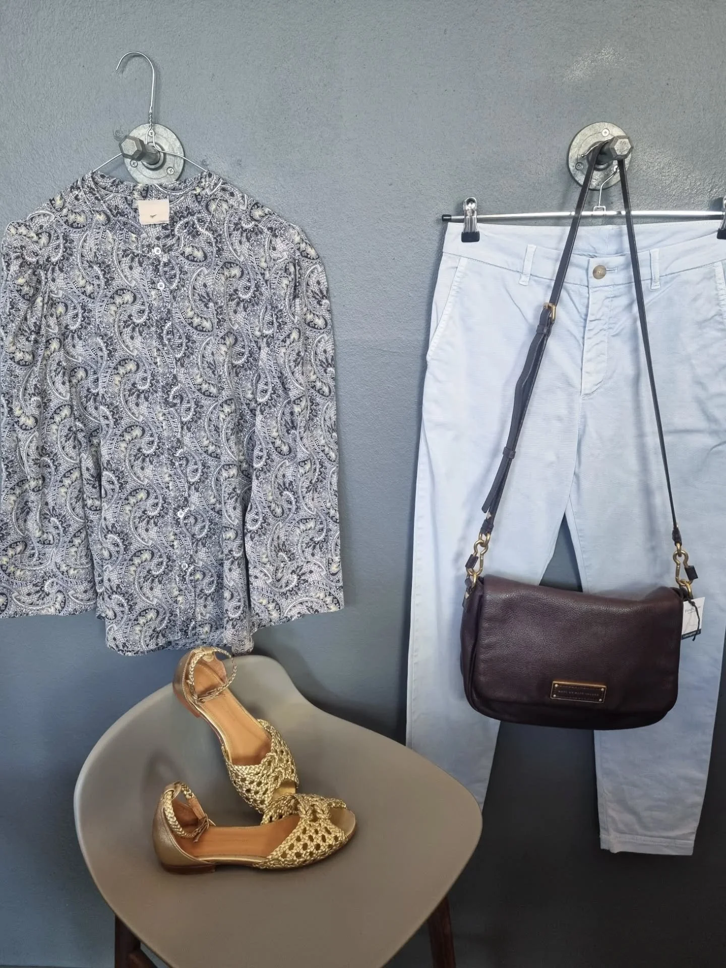 Heartmade silkeskjorte, str. 40, til 600 kr., Hugo Boss bukser, str. 34 (store), 500 kr., Marc by Marc Jacobs taske til 1200 kr., Anonymous sandaler, str. 36, til 800 kr., Lloyd loafers, str. 41, til 600 kr.