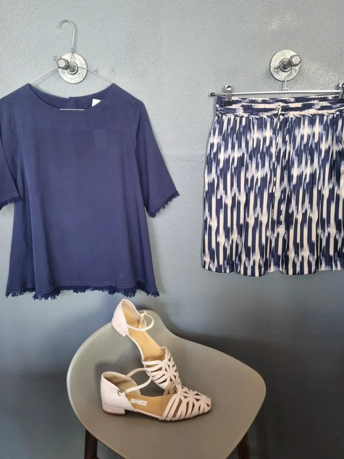 Kokoon bluse, 100% silke, str. XS (passer ogs&aring; S/M), 600 kr., Dea Kudibal nederdel i silke og viskose, str. XS, 500 kr., APair sandaler, str. 38, til 800 kr.