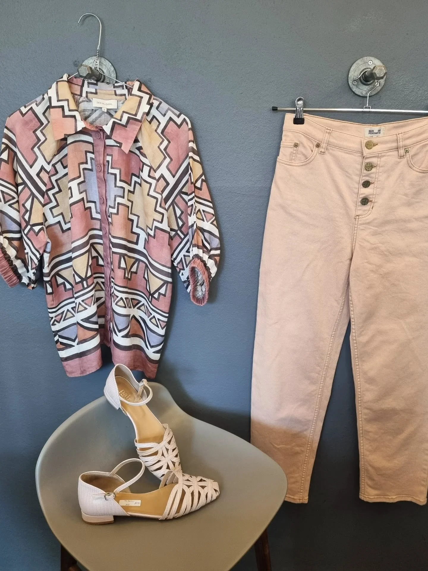 Dea Kudibal skjorte, 100% h&oslash;r, str. S (passer ogs&aring; M), 700 kr., Baum Und Pferdgarten bukser, str. 34 (store), 450 kr., APair sandaler, str. 38, til 800 kr.