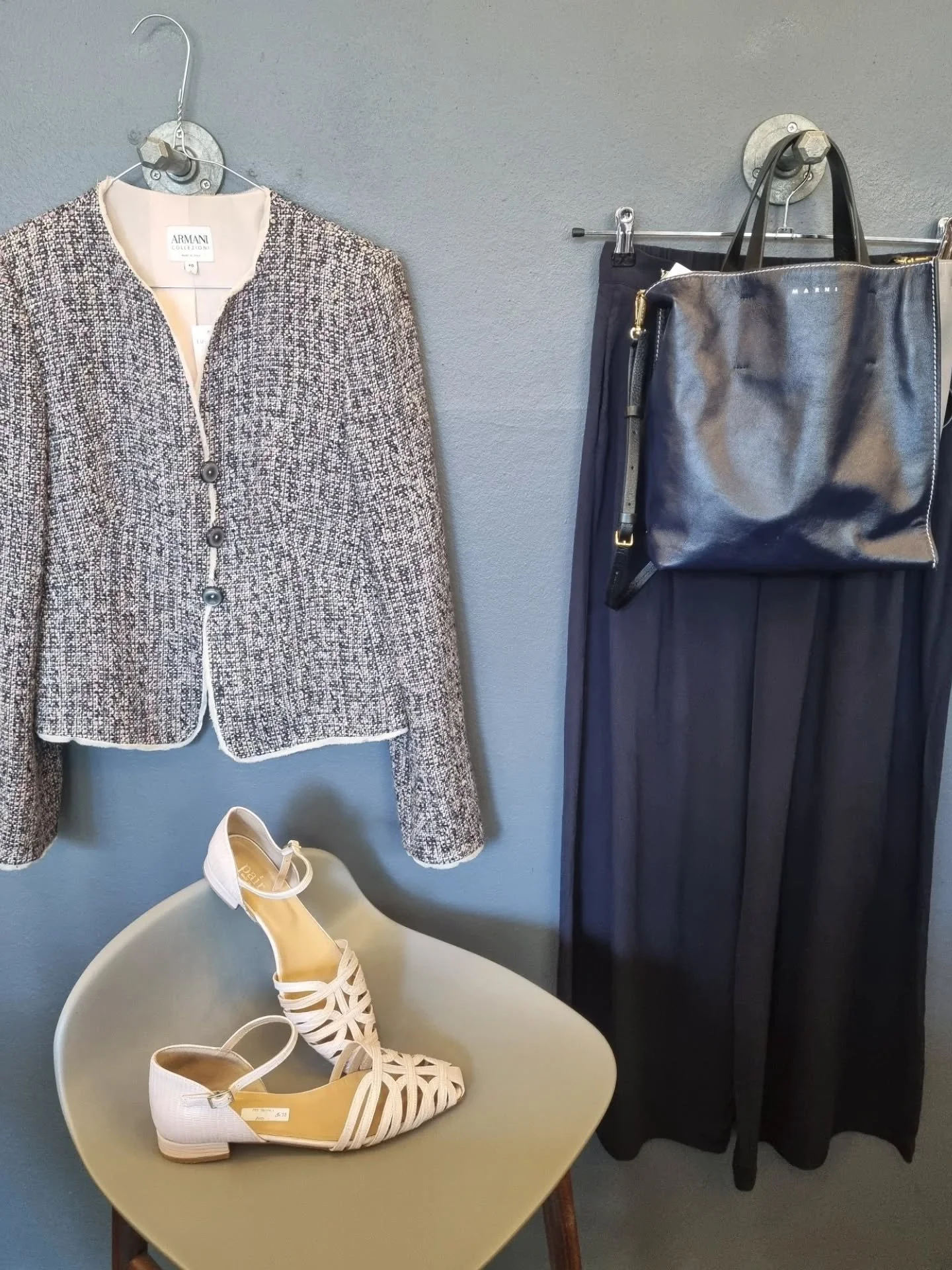 Armani jakke, str. 34 (it. 40), til 1000 kr., Kokoon bukser, 100% silke, str. M, 800 kr., Marni Museo Soft Tote til 2800 kr., APair sandaler, str. 38, til 800 kr.