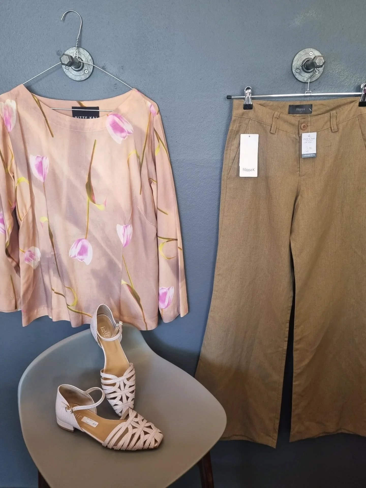 Bitte Kai Rand bluse, str. S (stor, passer ogs&aring; M), 500 kr., Filippa K bukser, str. XXS, 450 kr., APair sandaler, str. 38, til 800 kr.