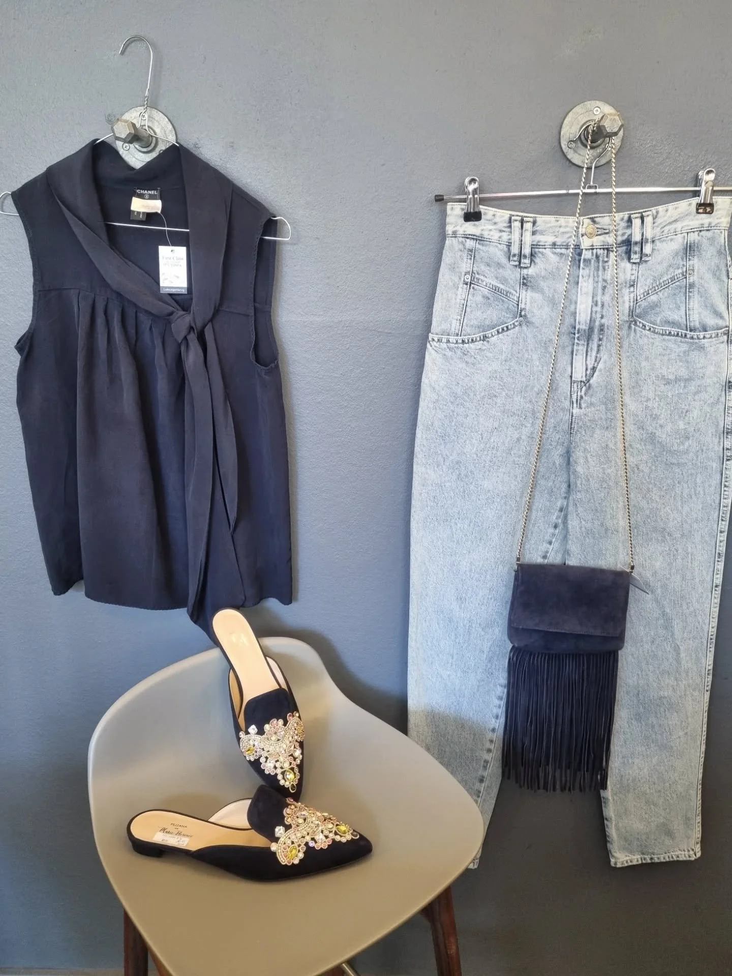 Chanel bluse, 100% silke, str. 36 (fr. 38), til 1400 kr., Isabel Marant rib cage jeans, str. 34 (fr. 34, store), 700 kr., Karen Millen taske til 800 kr., Aiayu skjorte, 100% &oslash;kologisk bomuld, str. L, 600 kr., See by Chlo&eacute; taske med dust