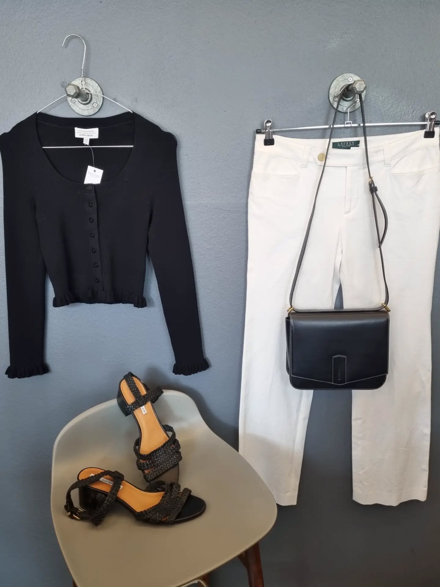 &amp; Other Stories cardigan, str. S, 250 kr., Ralph Lauren bukser, str. 36 (US 6), til 500 kr., Byredo taske til 3000 kr., &amp; Other Stories sandaler, str. 41, til 400 kr.