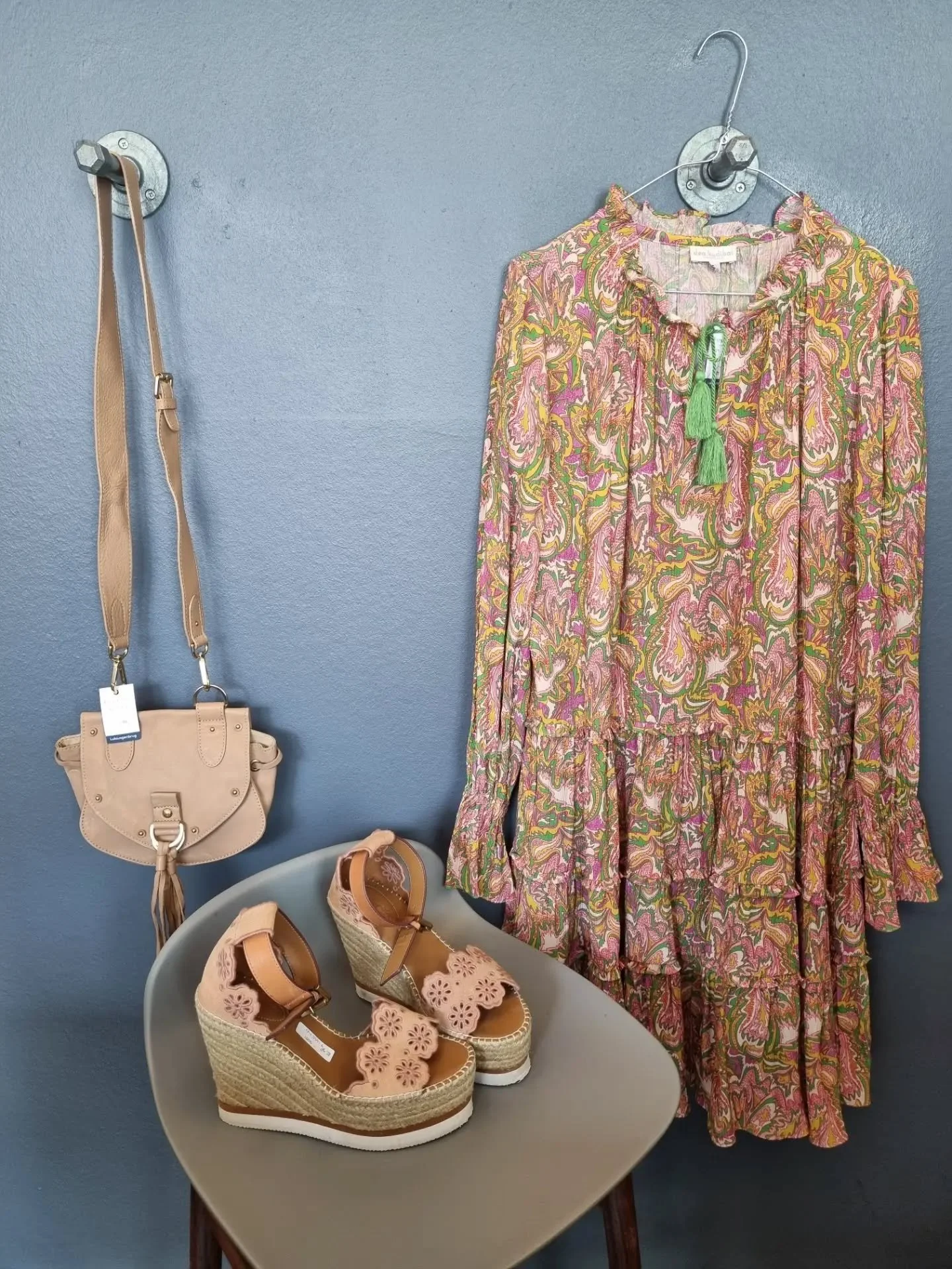 Dea Kudibal kjole, str. M, 800 kr., See by Chlo&eacute; taske til 1000 kr., See by Chlo&eacute; wedges, str. 38, til 1200 kr.