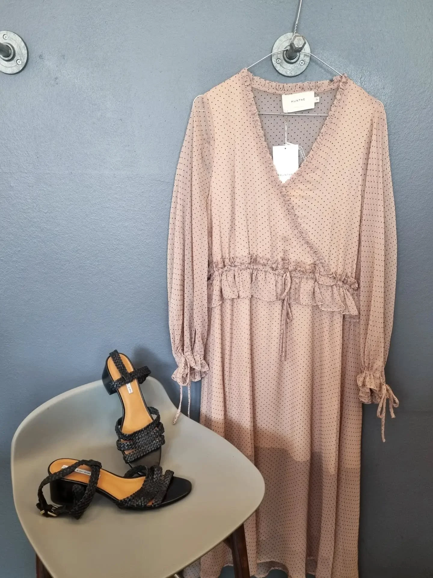 Munthe kjole, str. 36 (passer ogs&aring; 38), til 800 kr., &amp; Other Stories sandaler, str. 41, til 400 kr.