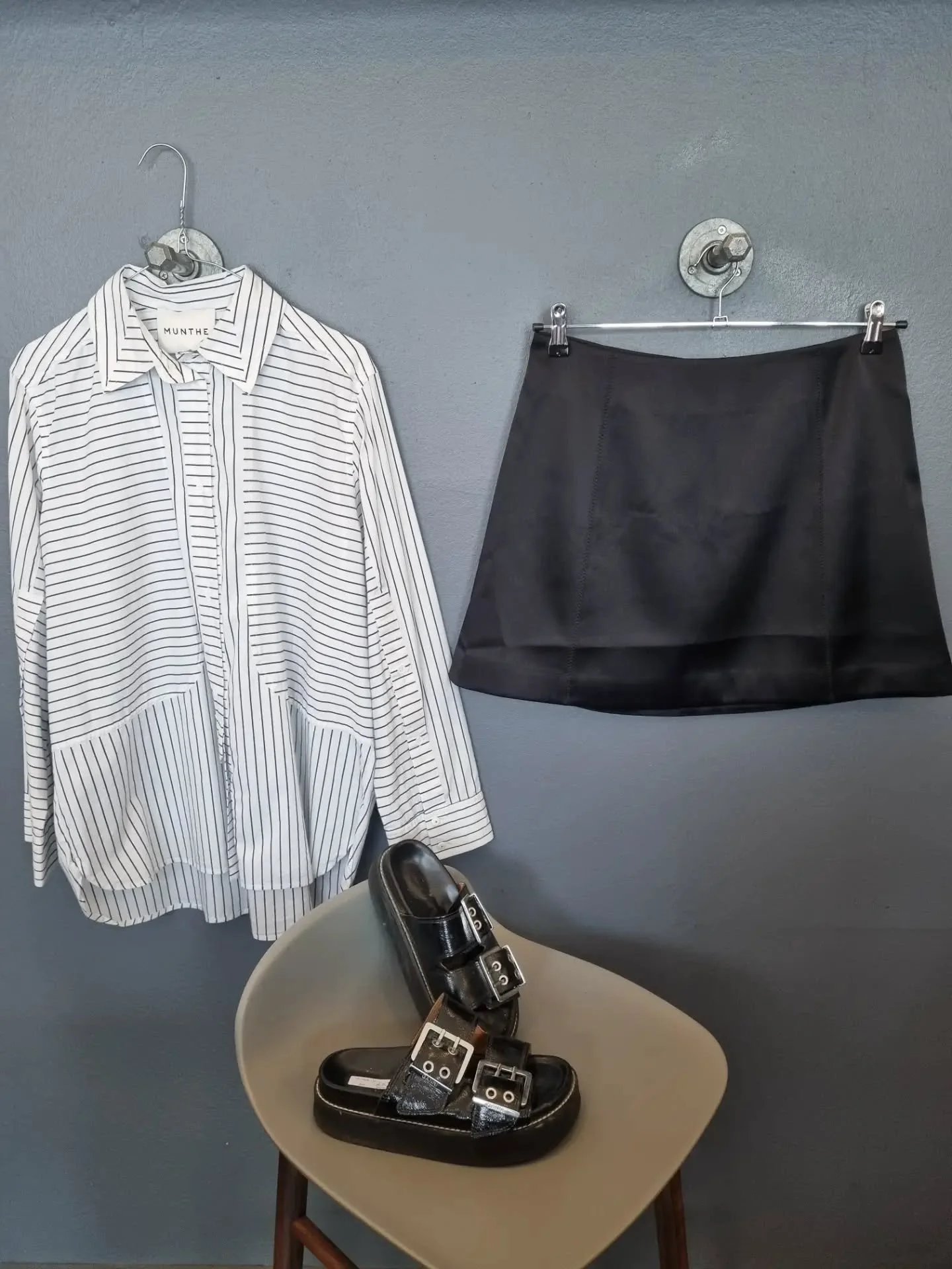 Munthe skjorte, str. 36 (passer ogs&aring; 38), til 600 kr., Arket nederdel, str. 40, til 400 kr., Ganni sandaler, str. 36 (store, passer 37), til 800 kr.