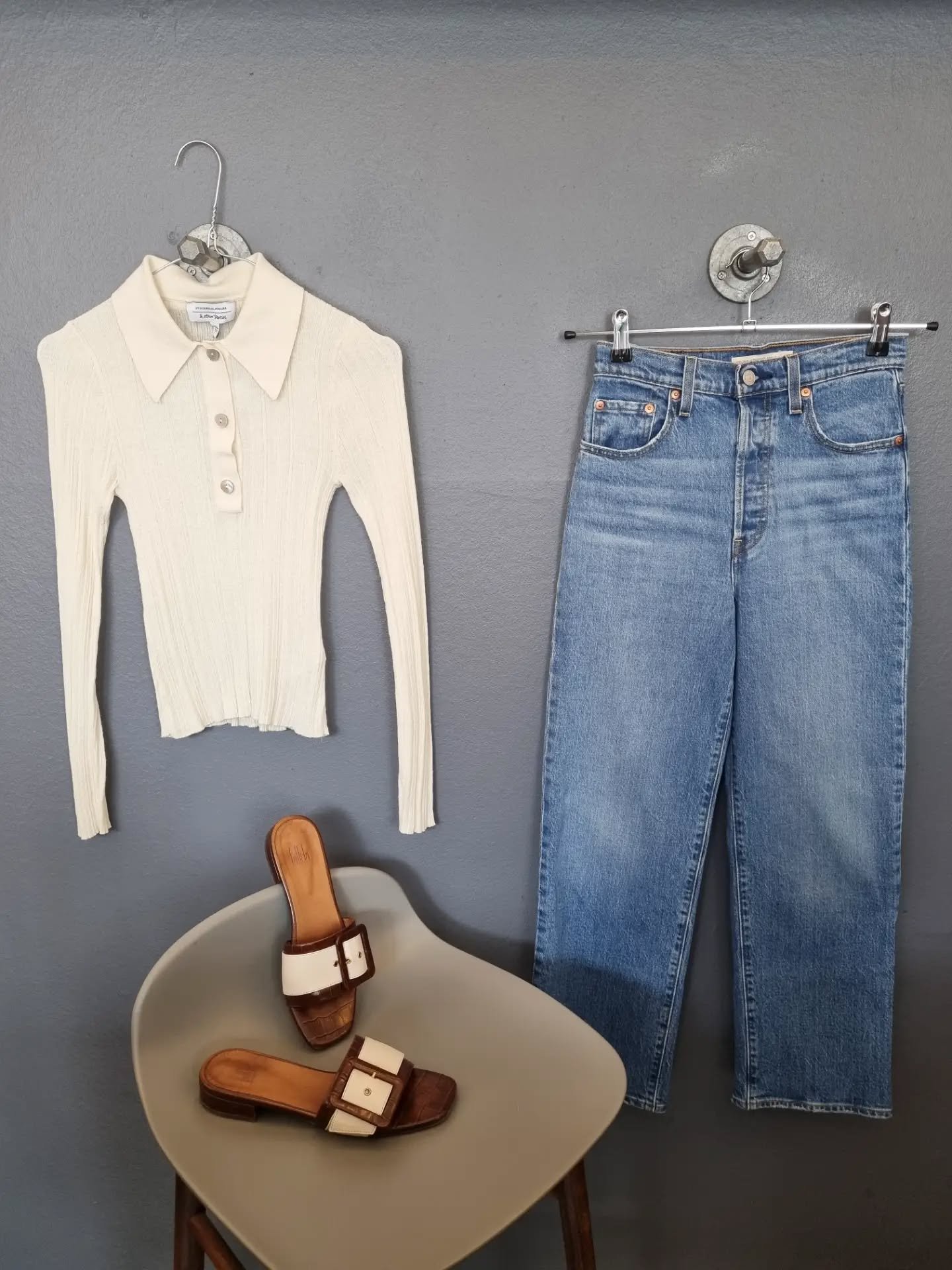 &amp; Other Stories polo, str. XS, 250 kr., Levi's Ribcage Straight Ankle jeans, str. 25, til 450 kr., Billi Bi sandaler, str. 38, til 400 kr.