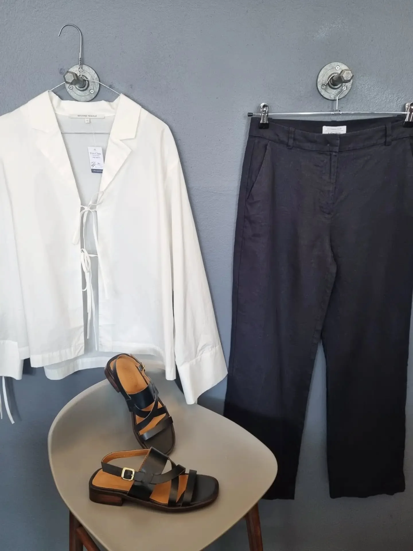 Second Female skjorte/jakke, 100% &oslash;kologisk bomuld, str. L, 300 kr., &amp; Other Stories bukser, 100% h&oslash;r, str. 38, til 350 kr., Angulus sandaler, str. 37, til 550 kr.