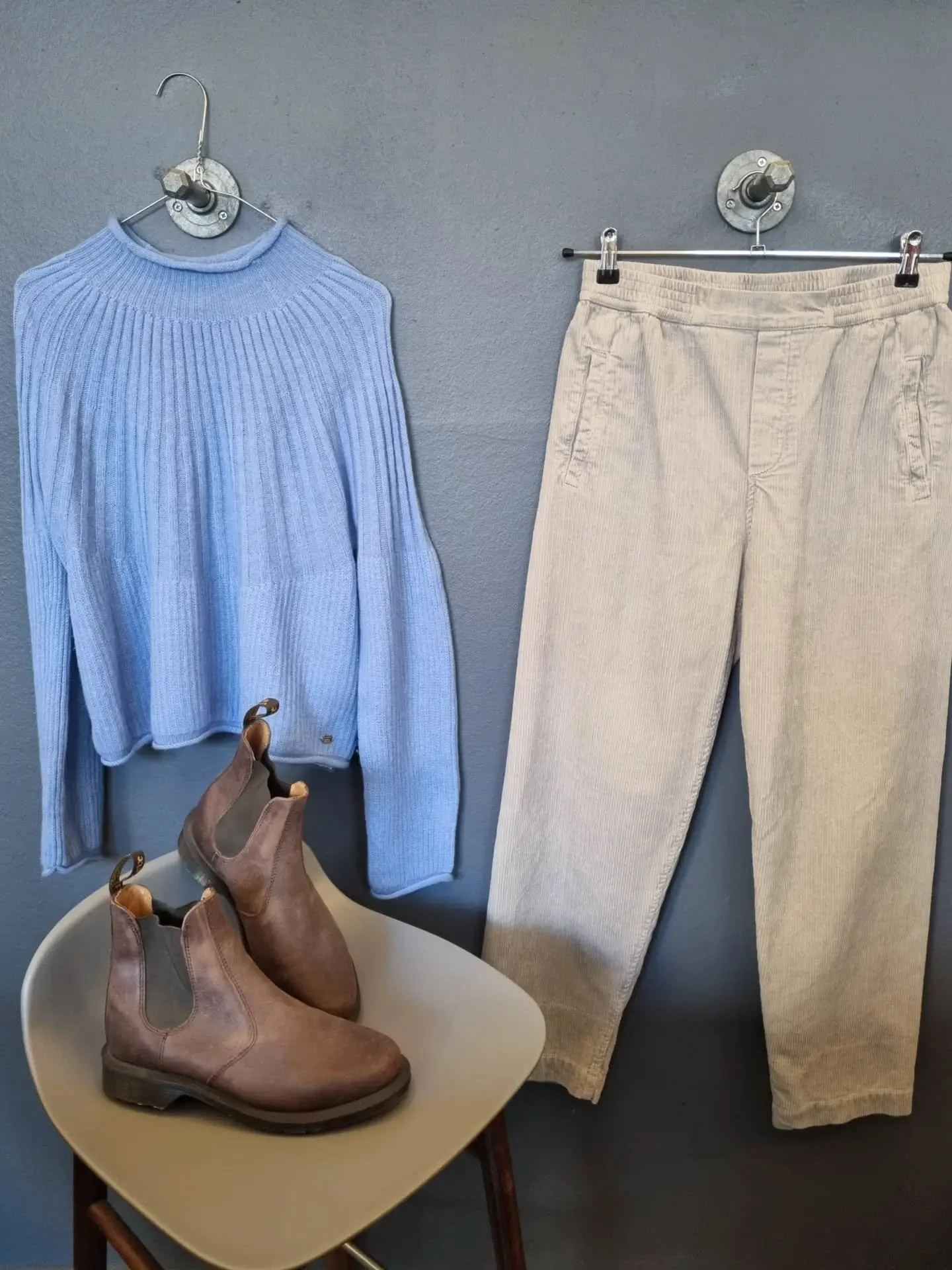 Gustav strik, 100% uld, str. XL (lille), 650 kr., Aiayu fl&oslash;jlsbukser, 100% &oslash;kologisk bomuld, str. S (store, passer ogs&aring; M), 800 kr., Dr. Martens st&oslash;vler, ubrugte, str. 40, til 700 kr.