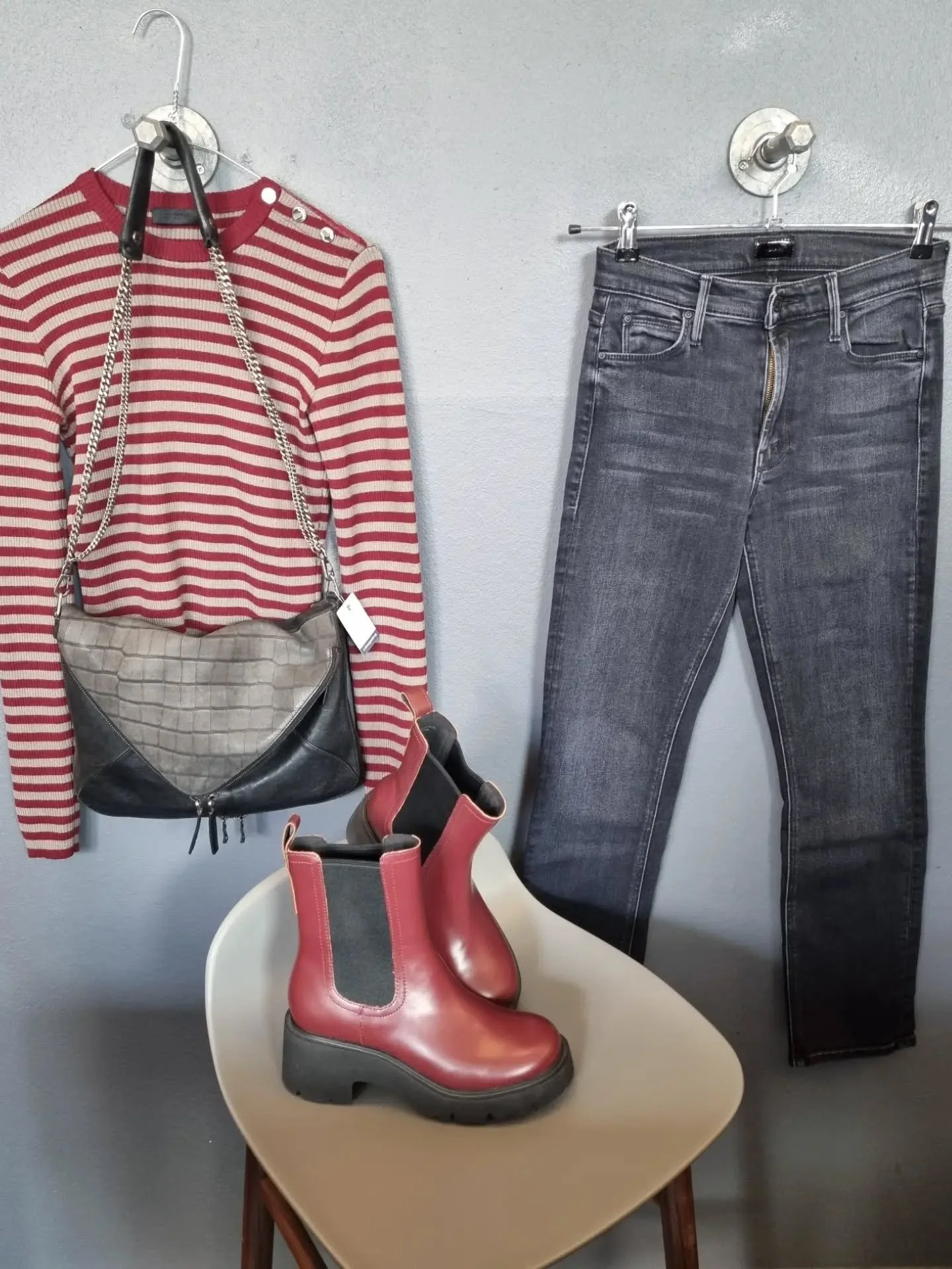 2ndDay strikbluse, str. XS/S, 400 kr., Mother jeans, str. 26, til 800 kr., Boyy taske til 2700 kr., Camper st&oslash;vler, ubrugte, str. 37, til 800 kr.
