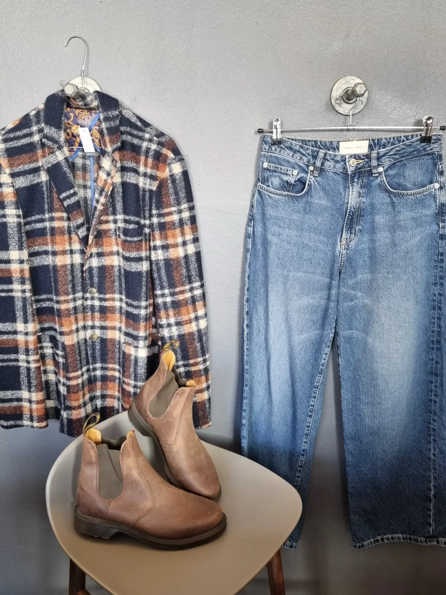 Ficko skjortejakke, str. M/L, 350 kr., Jeanerica Vintage 62 Low jeans, str. 25/32 (store), 800 kr., Dr. Martens st&oslash;vler, ubrugte, str. 40, til 700 kr.