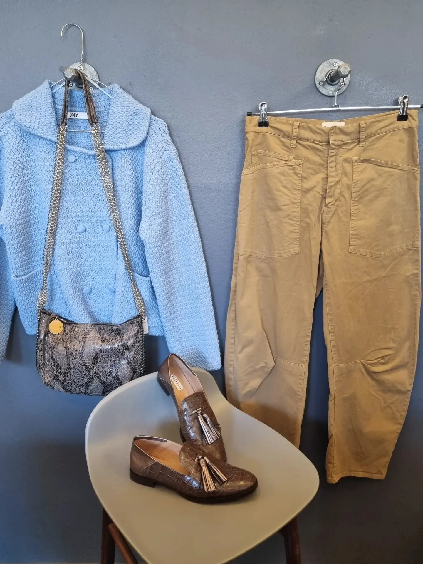 Zara jakke/cardigan, str. XL (lille, passer M/L), 250 kr., Nili Lotan bukser, str. S (US 2), til 1000 kr., Stella McCartney taske til 2400 kr., Fratelli Rossetti loafers, str. 38, til 1600 kr.