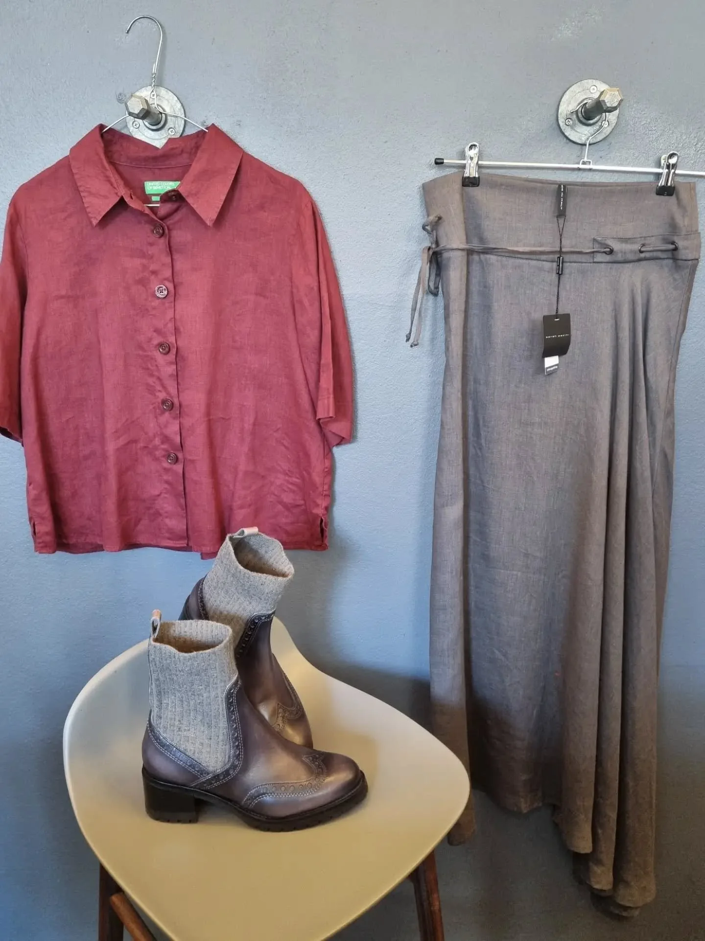 United Colors of Benetton skjorte, 100% h&oslash;r, str. S (passer ogs&aring; M), 250 kr., Sarah Pacini nederdel, 100% h&oslash;r, str. XS/S, 600 kr., Santoni st&oslash;vletter, str. 38, til 2800 kr.