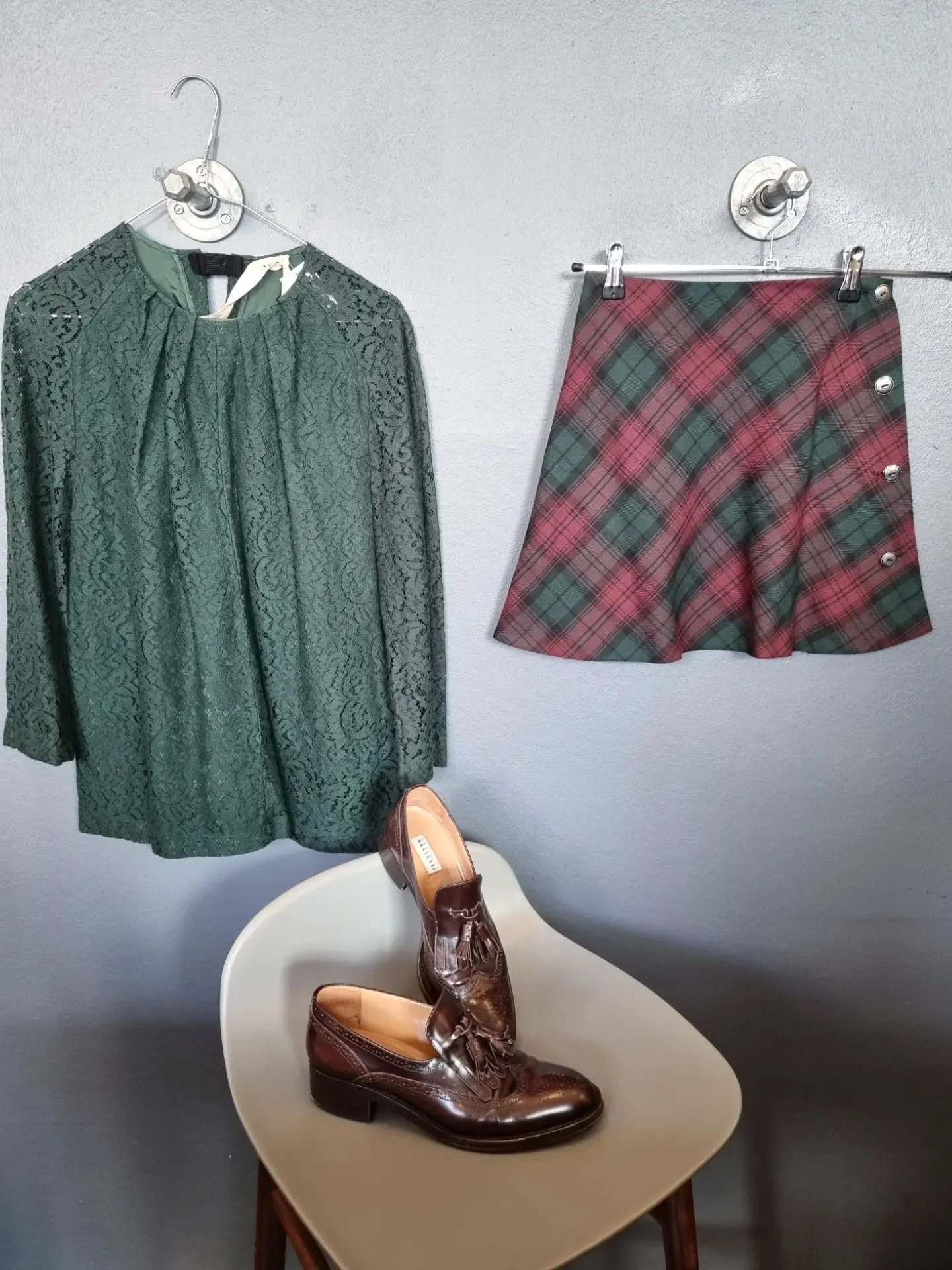 N&deg;21 bluse, str. 38 (it. 44), f&oslash;r 650 kr., nu 455 kr., Nederdel, str. S (lille, passer XS), 200 kr., Fratelli Rossetti loafers, str. 38, til 1600 kr.